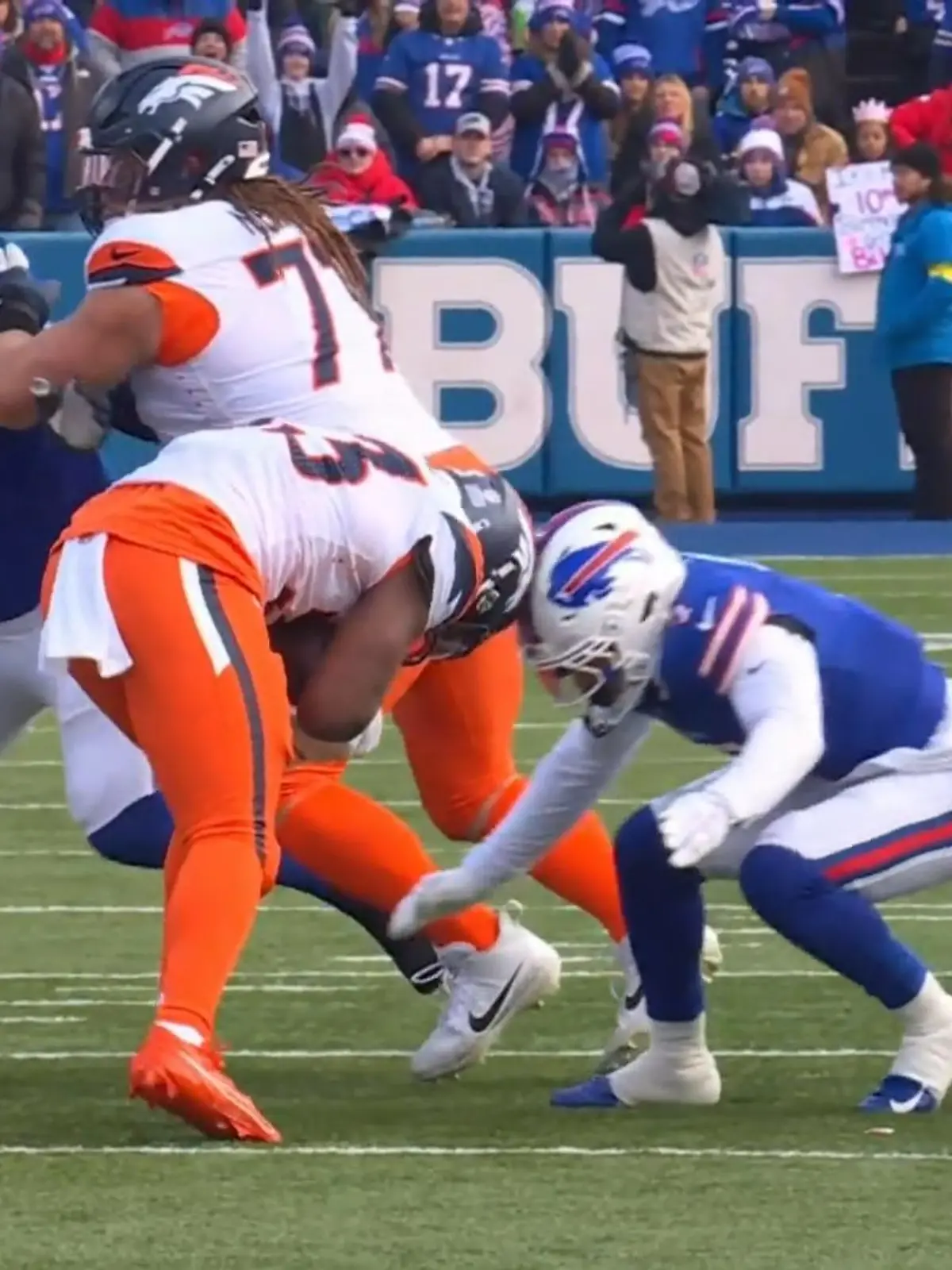 Bild zu: "Fieser Kopfnuss-Knockout bei NFL Playoff-Spiel"