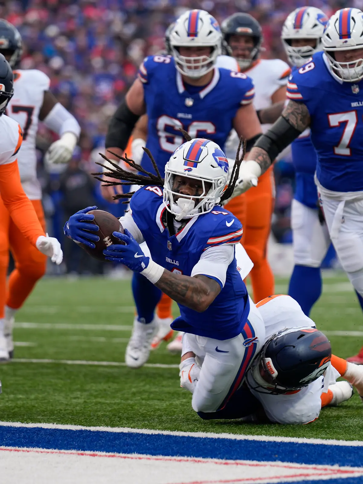 Buffalo Bills Running Back James Cook (4) trägt den Football zum Touchdown in die Endzone.