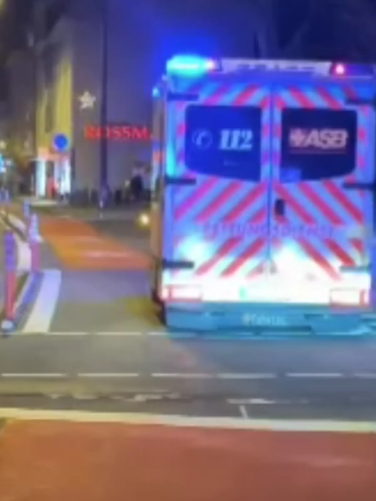 Der Rettungswagen auf der Eschersheimer Landstraße. 