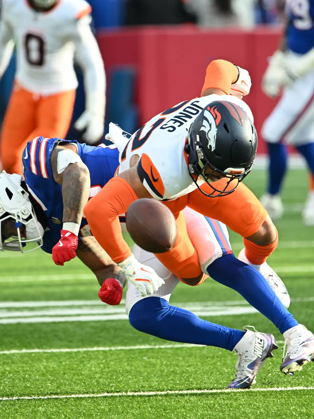 Ray Davis (l) von den Buffalo Bills wird übel ausgeknockt.