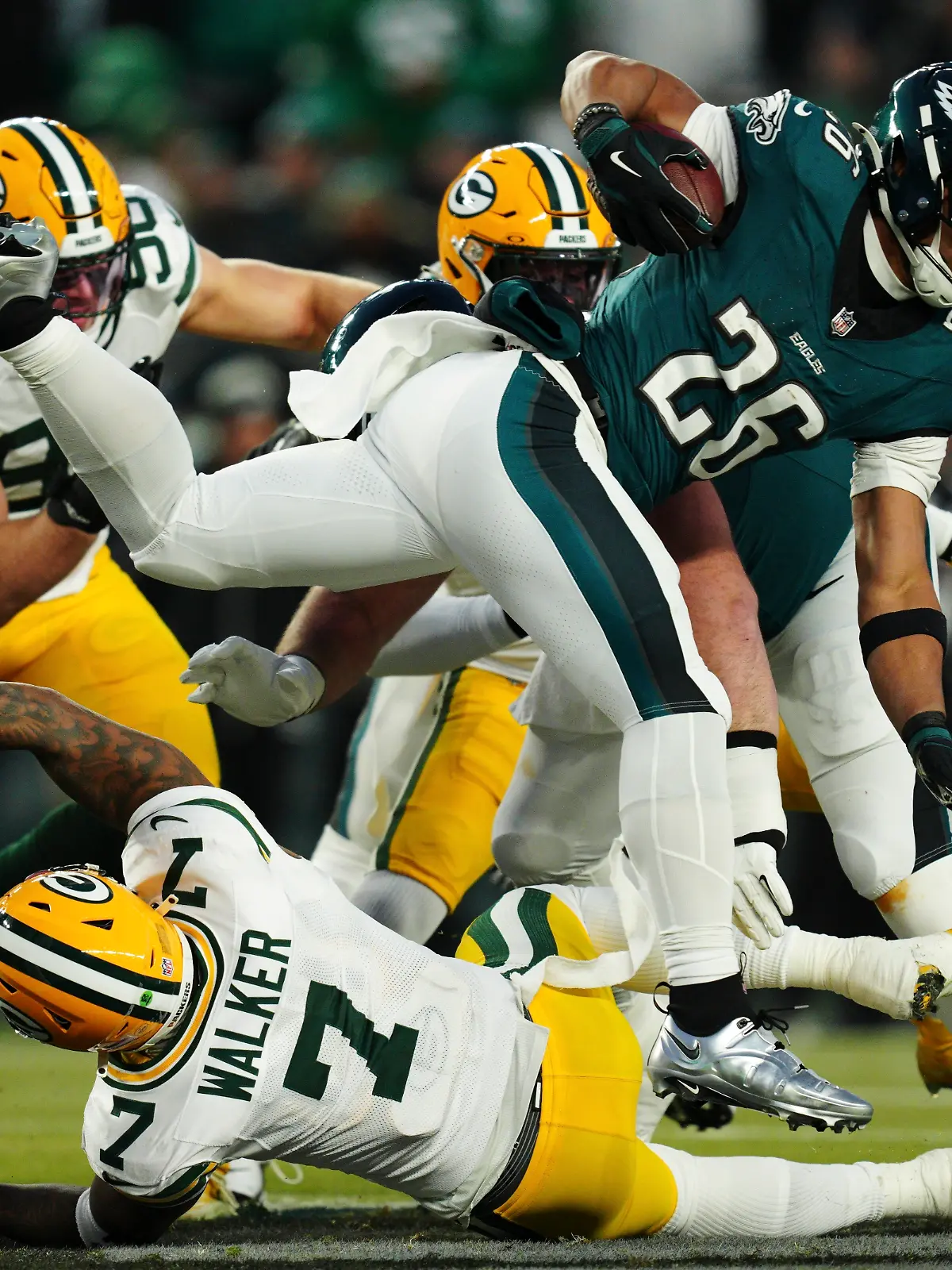 Philadelphia Eagles Running Back Saquon Barkley (26) wird von Green Bay Packers Linebacker Quay Walker (7) zu Fall gebracht.