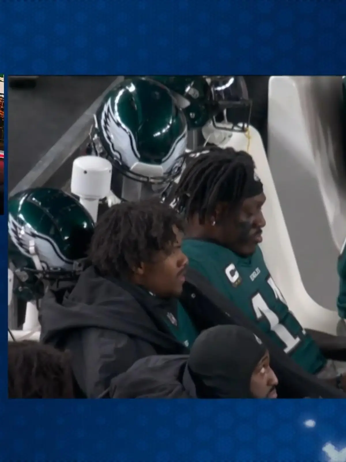 Bild zu: "NFL-Star liest während Playoff-Spiel ein Buch"