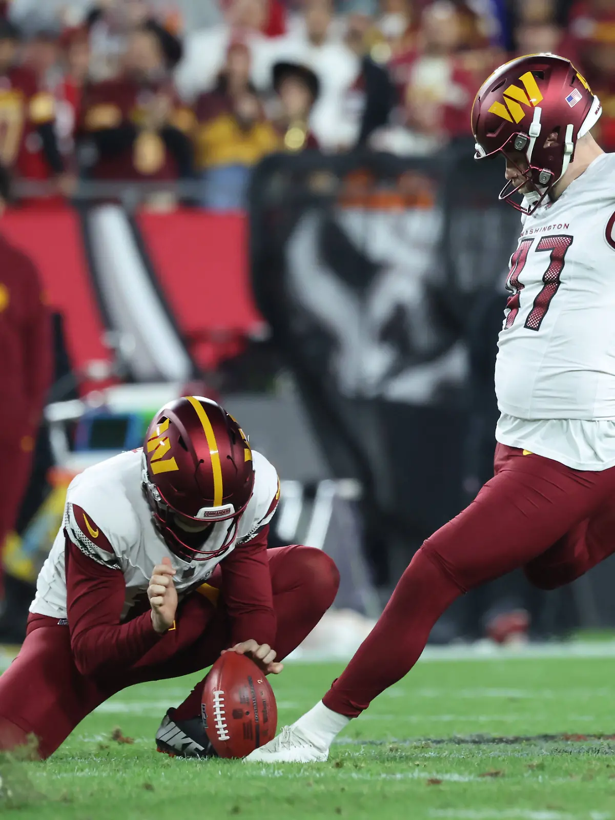 Zane Gonzalez schießt die Commanders in die nächste Runde.