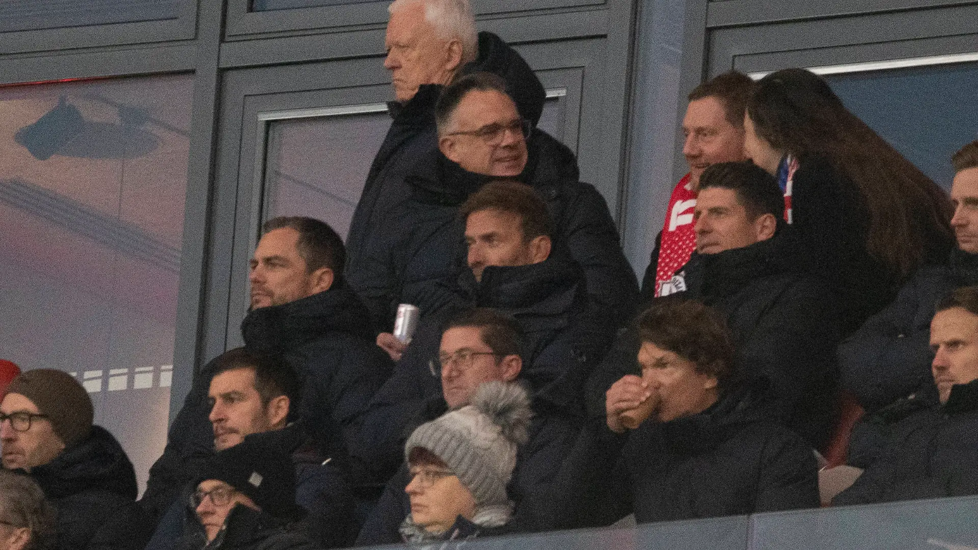 Jürgen Klopp eingerahmt von Marcel Schäfer (l.) und Mario Gomez im Stadion von RB Leipzig am 16. Spieltag der Bundesliga bei der Partie gegen Werder Bremen.