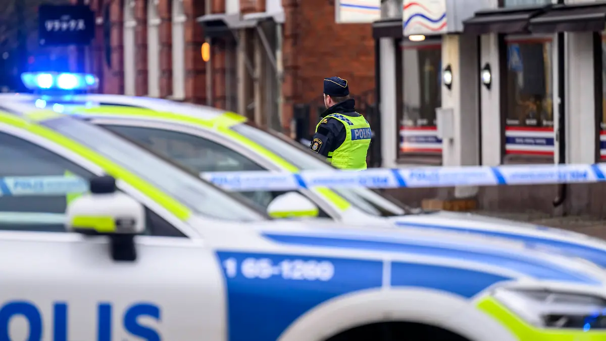 Ein Wachsoldat in Schweden hat sich bei einem Unfall vor dem Königsschloss in Stockholm eine lebensgefährliche Verletzung zugezogen. Er sei auf Eis ausgerutscht.