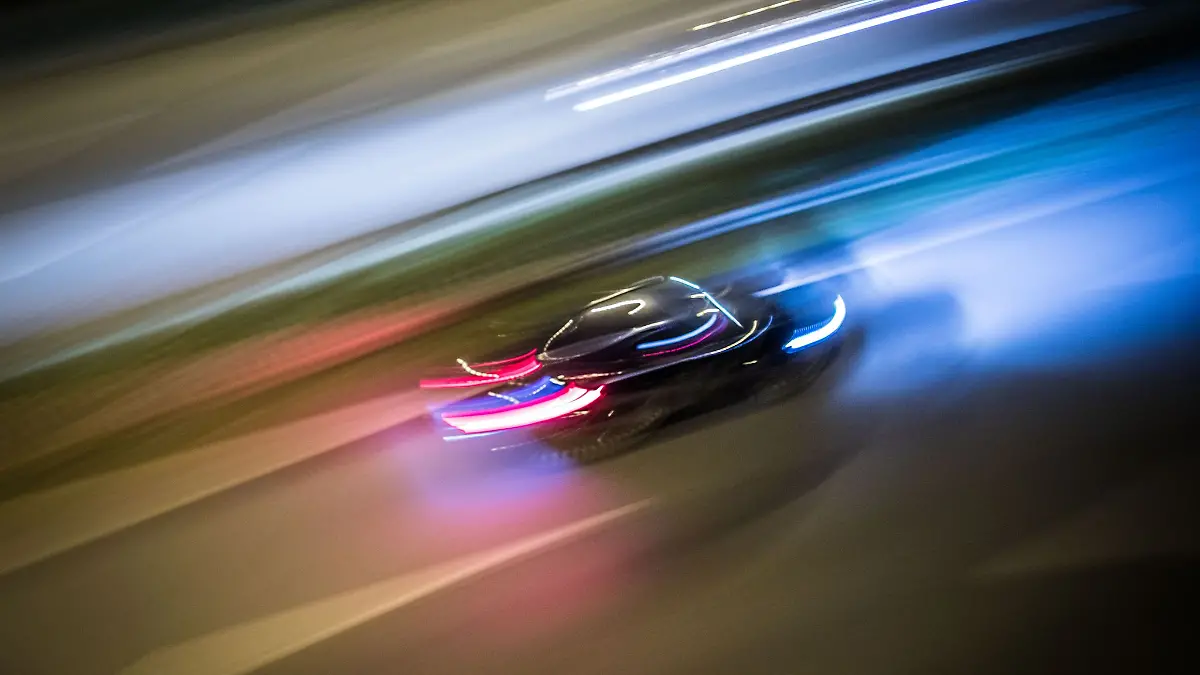 Ein 20-Jähriger war nach Polizeiangaben mit mehr als 200 Kilometern pro Stunde auf der Autobahn unterwegs - trotz eines Tempolimits von 100 Kilometern pro Stunde. (Symbolbild)