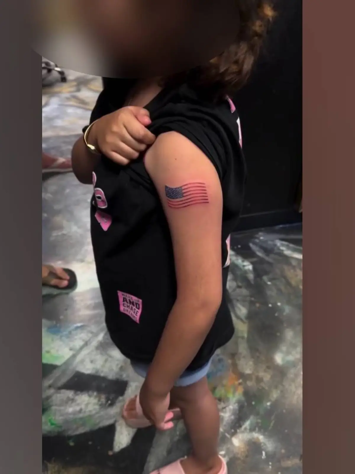 Neunjährige lässt sich Tattoo stechen