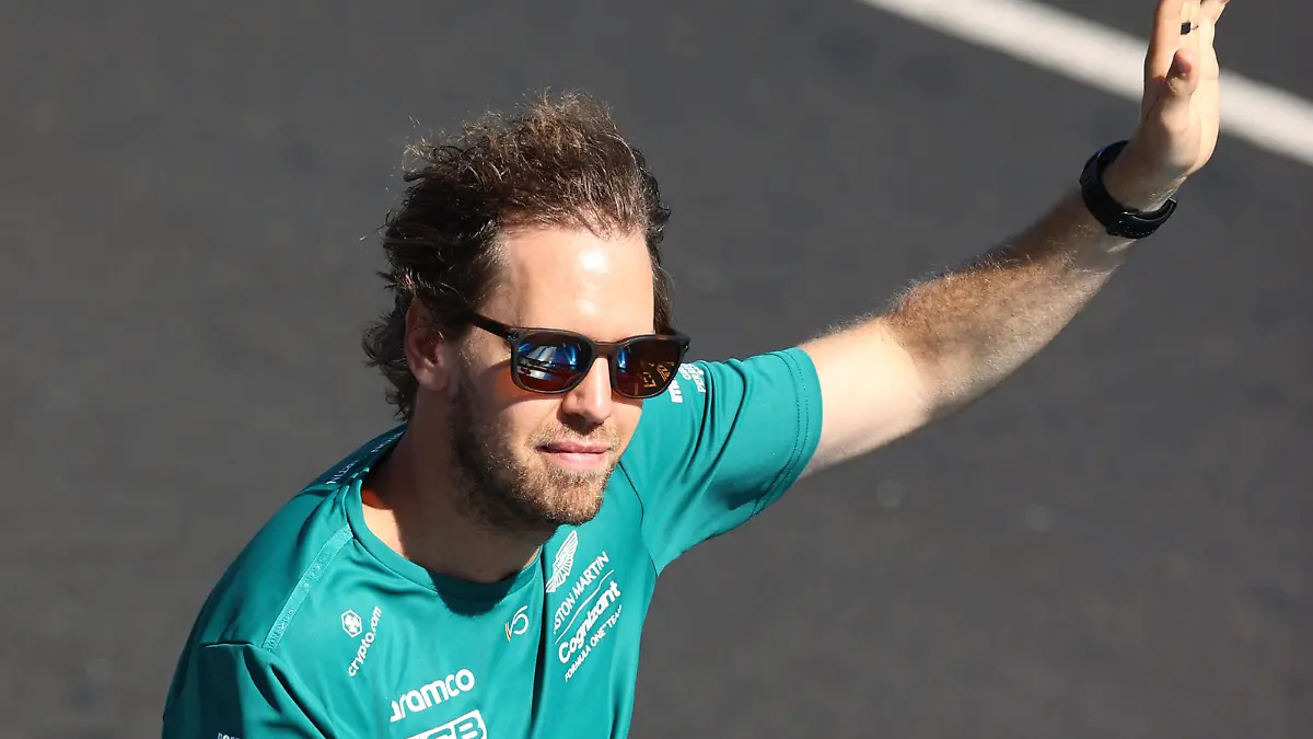 MELBOURNE, AUSTRALIA - APRIL 10: Sebastian Vettel of Germany and Aston Martin F1 Team waves to the crowd on the drivers parade ahead of the F1 Grand Prix of Australia at Melbourne Grand Prix Circuit on April 10, 2022 in Melbourne, Australia. (Photo by Robert Cianflone/Getty Images)
