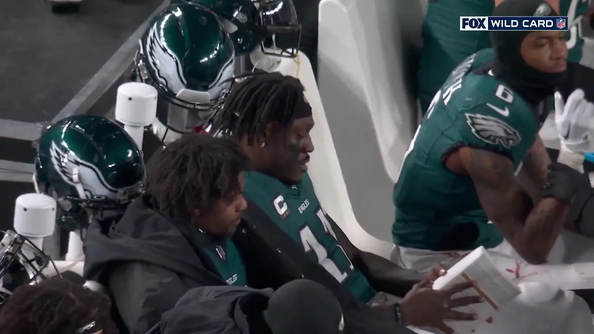 Bücherwurm beim Playoff-Sieg - Brown schmökert auf der Bank NFL-Star liest Buch im Spiel