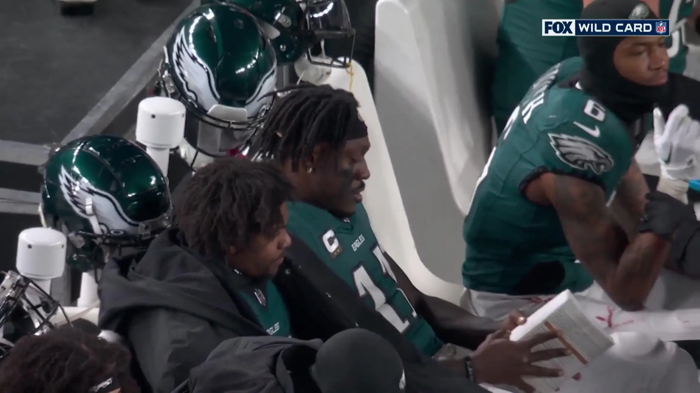 Bücherwurm beim Playoff-Sieg - Brown schmökert auf der Bank NFL-Star liest Buch im Spiel