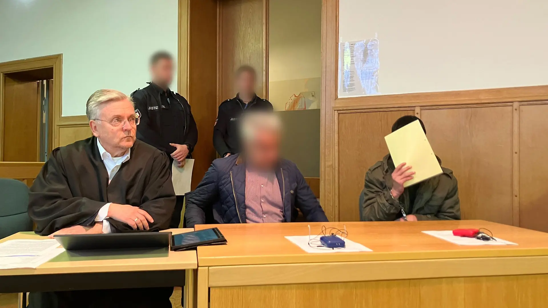 Die Staatsanwaltschaft fordert eine lange Jugendstrafe für den Angeklagten (Archivbild).