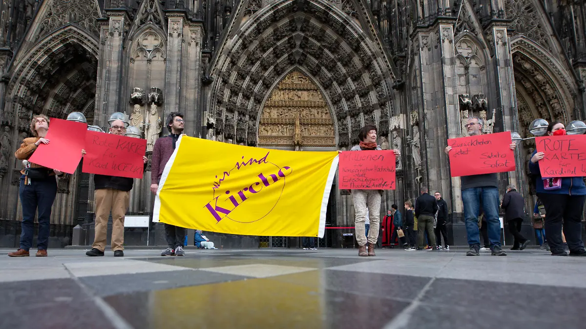 14.04.2022, Nordrhein-Westfalen, Köln: Die Reformbewegung "Wir sind Kirche" protestiert mit Bannern und Plakaten vor dem Kölner Dom gegen die Rückkehr des Kardinals Woelki. Foto: Thomas Banneyer/dpa +++ dpa-Bildfunk +++