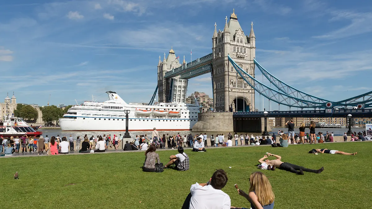 „Ocean Majesty” unter der Tower Bridge in London