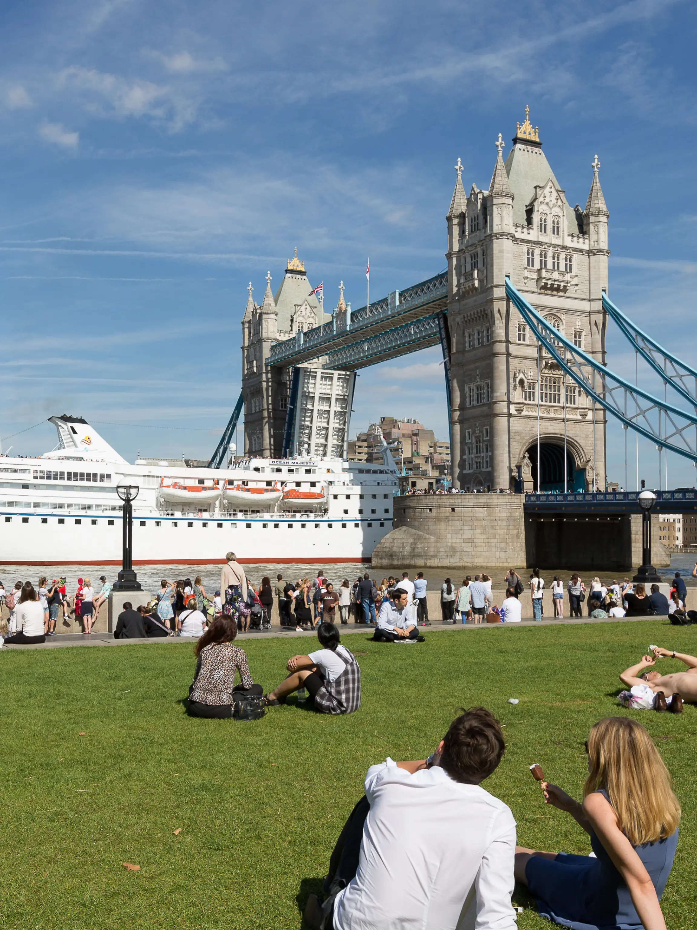 „Ocean Majesty” unter der Tower Bridge in London