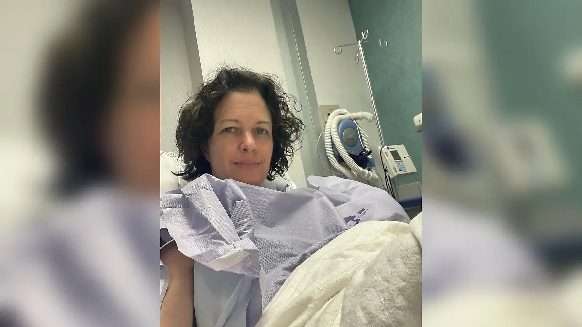 Elisabeth Foley bedankt sich bei den Ärzten nach der Laseroperation.