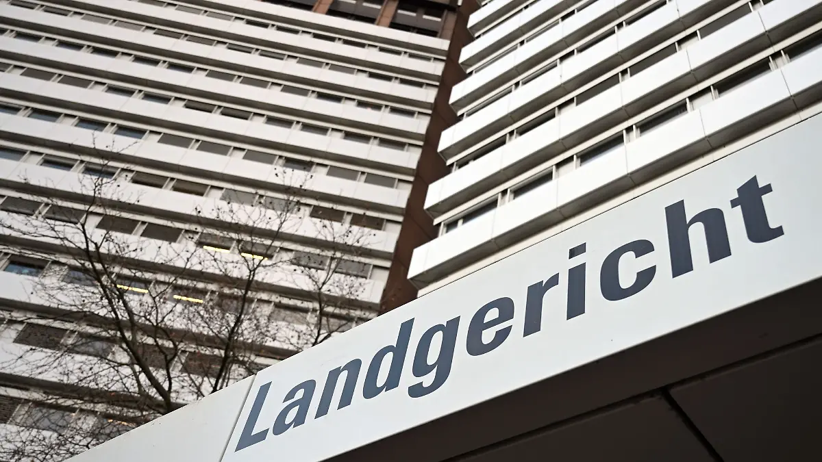 Am Landgericht Köln hat ein Prozess gegen einen Taxifahrer begonnen, der absichtlich Menschen angefahren haben soll. (Symbolfoto)