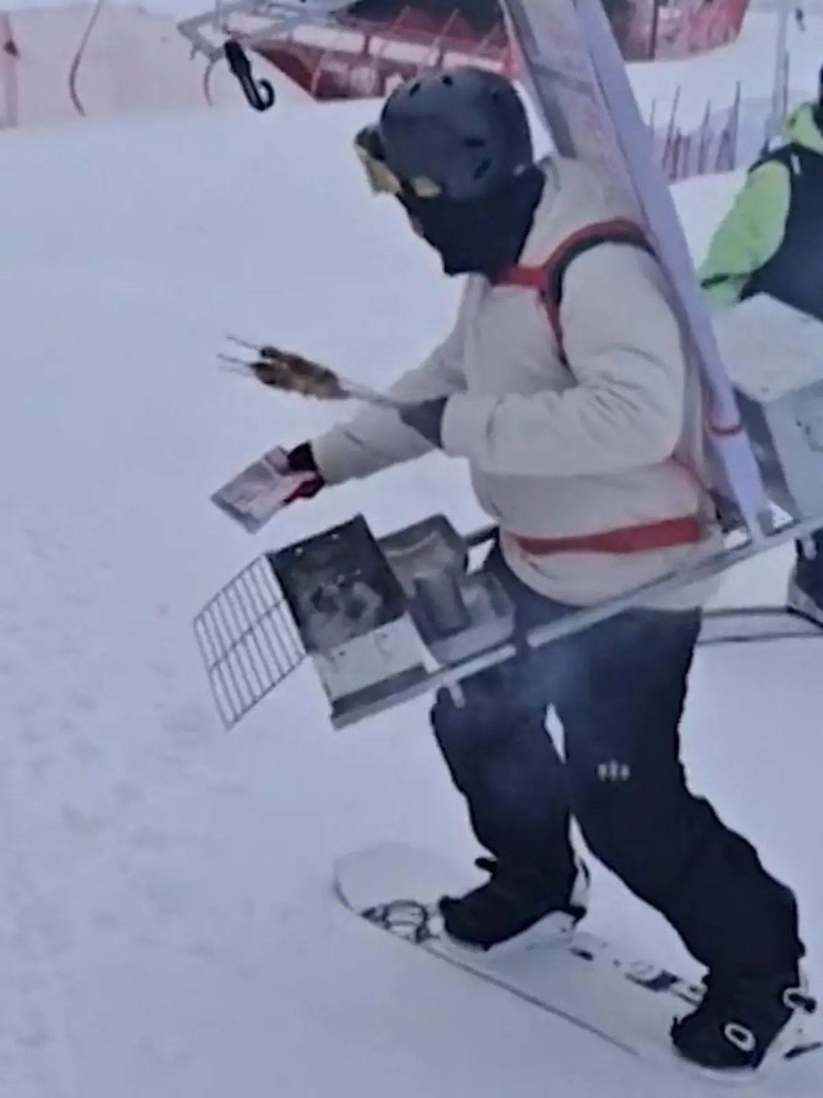 Würstchen im Skianzug! Mann verkauft Snacks auf Piste
