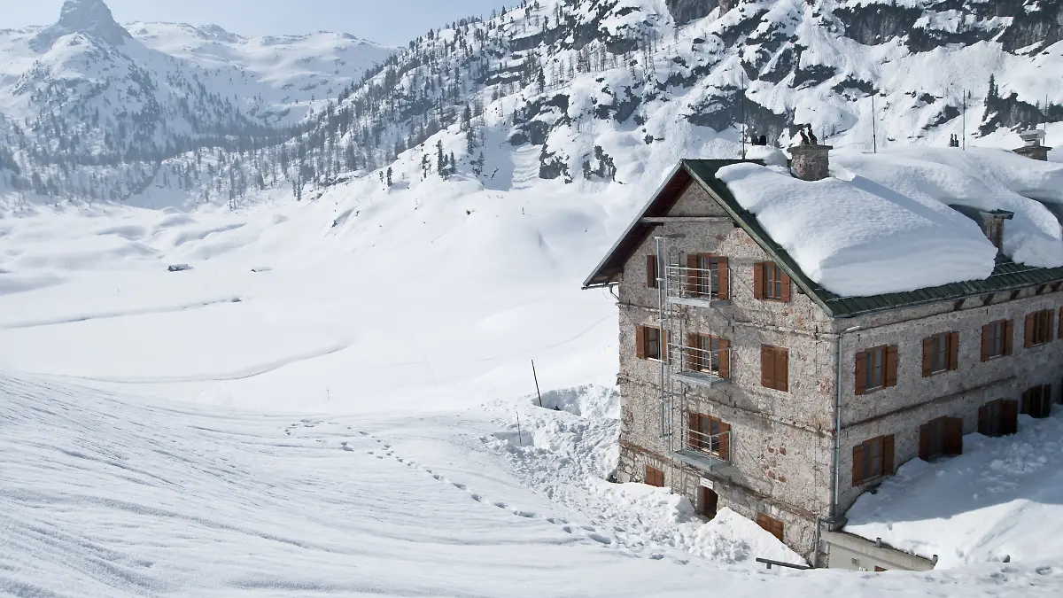 Der zugefrorene und mit Schnee überdeckte Funtensee (links) und das Funtenseehaus unterhalb des Schottmalhorns im Berchtesgadener Land in Bayern