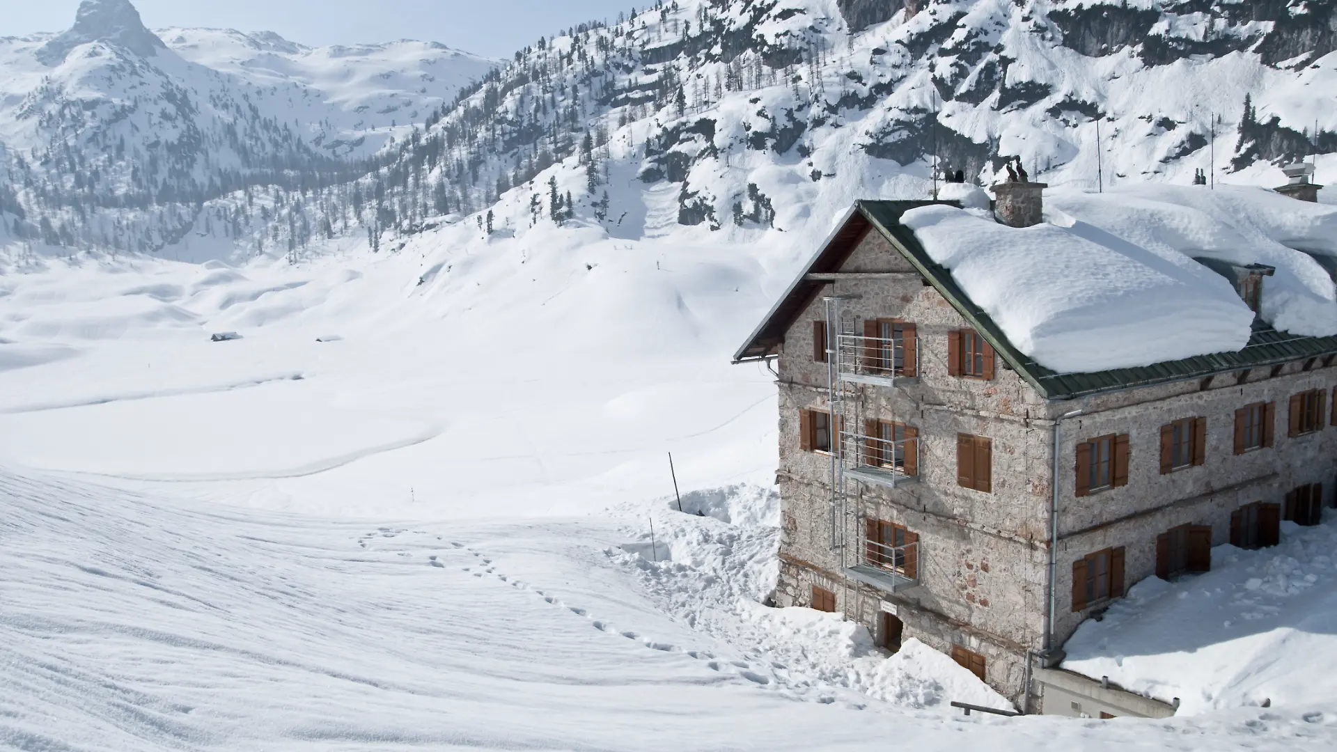 Der zugefrorene und mit Schnee überdeckte Funtensee (links) und das Funtenseehaus unterhalb des Schottmalhorns im Berchtesgadener Land in Bayern