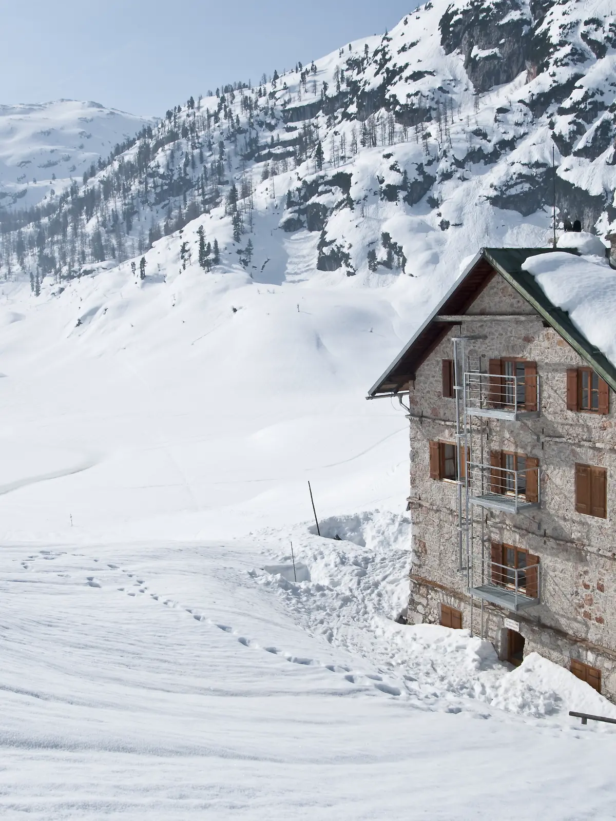 Der zugefrorene und mit Schnee überdeckte Funtensee (links) und das Funtenseehaus unterhalb des Schottmalhorns im Berchtesgadener Land in Bayern