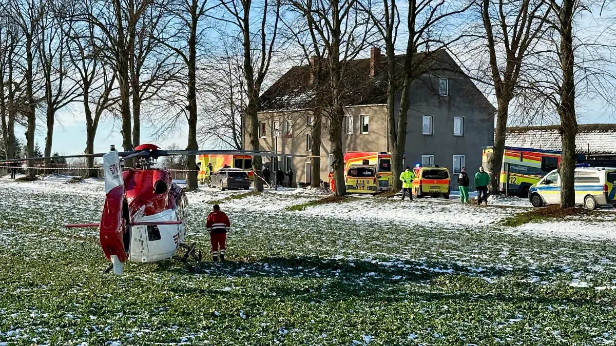 Brandenburg, Casekow: Einsatzkräfte und ein Rettungshubschrauber stehen vor einem Haus. Bei einer Attacke mit einer Stichwaffe in einem Mehrfamilienhaus in Casekow in Brandenburg sind ein Mann und eine Frau getötet worden. Ein weiterer Mann und eine weitere Frau wurden schwer verletzt, wie ein Polizeisprecher sagte. Foto: Oliver Voigt/Märkische Oderzeitung/dpa +++ dpa-Bildfunk +++