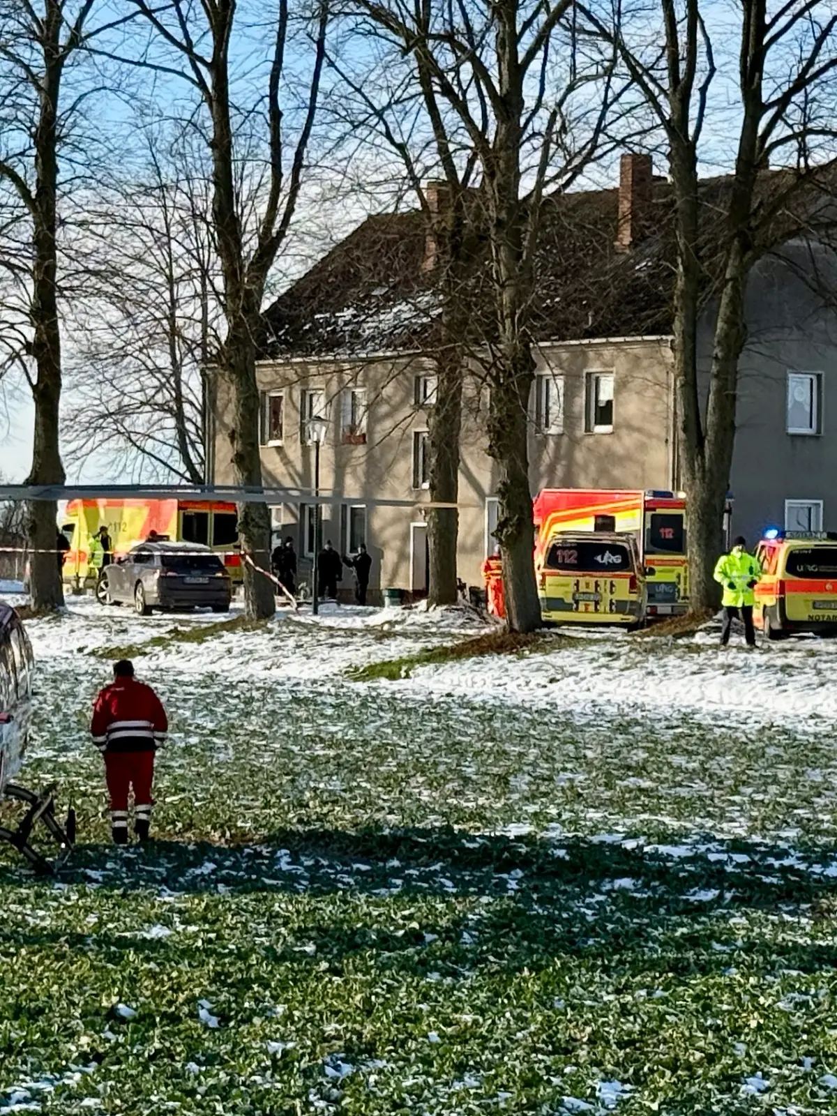 
Brandenburg, Casekow: Einsatzkräfte und ein Rettungshubschrauber stehen vor einem Haus. Bei einer Attacke mit einer Stichwaffe in einem Mehrfamilienhaus in Casekow in Brandenburg sind ein Mann und eine Frau getötet worden. Ein weiterer Mann und eine weitere Frau wurden schwer verletzt, wie ein Polizeisprecher sagte. Foto: Oliver Voigt/Märkische Oderzeitung/dpa +++ dpa-Bildfunk +++