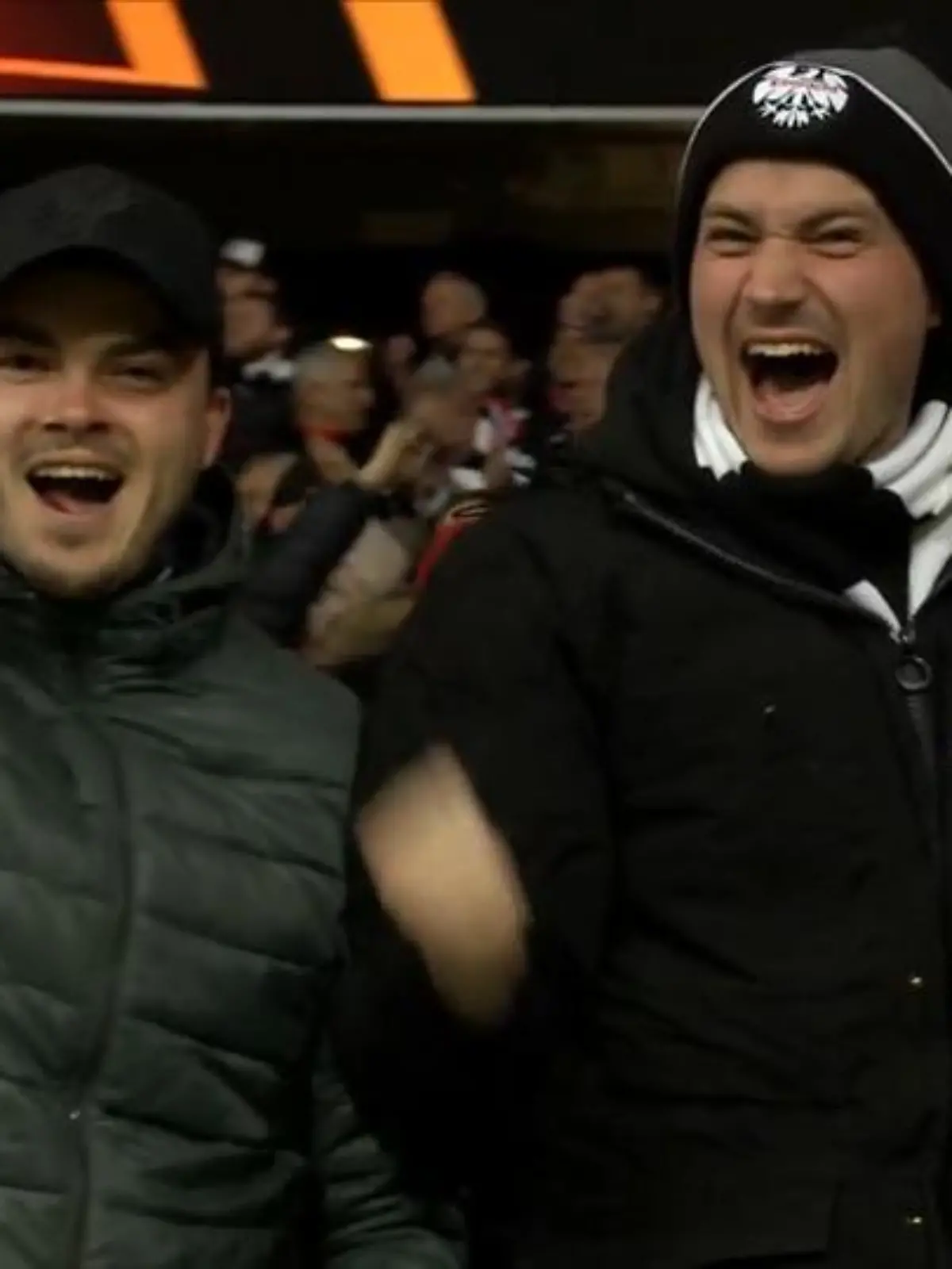 Heute Abend ist es so weit: Die Frankfurter Eintracht tritt gegen den Top-Legisten FC Barcelona im Rückspiel an. Bereits vergangene Woche fieberten die Eintracht-Fans im Deutsche Bank Park um den Sieg gegen Spaniens Top-Verein. Gewonnen haben sie zwar nicht, doch erspielten sich das 1:1 und damit eine gute Chance, im Rückspiel die Oberhand zu gewinnen. 30.000 Tausend Fans machten sich bereits auf den Weg nach Barcelona und sind bereit, ihre Mannschaft anzufeuern!