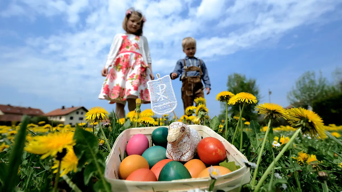 Die Ostereiersuche an Ostern ist eine Tradition, die vielen Kindern großen Spaß macht.