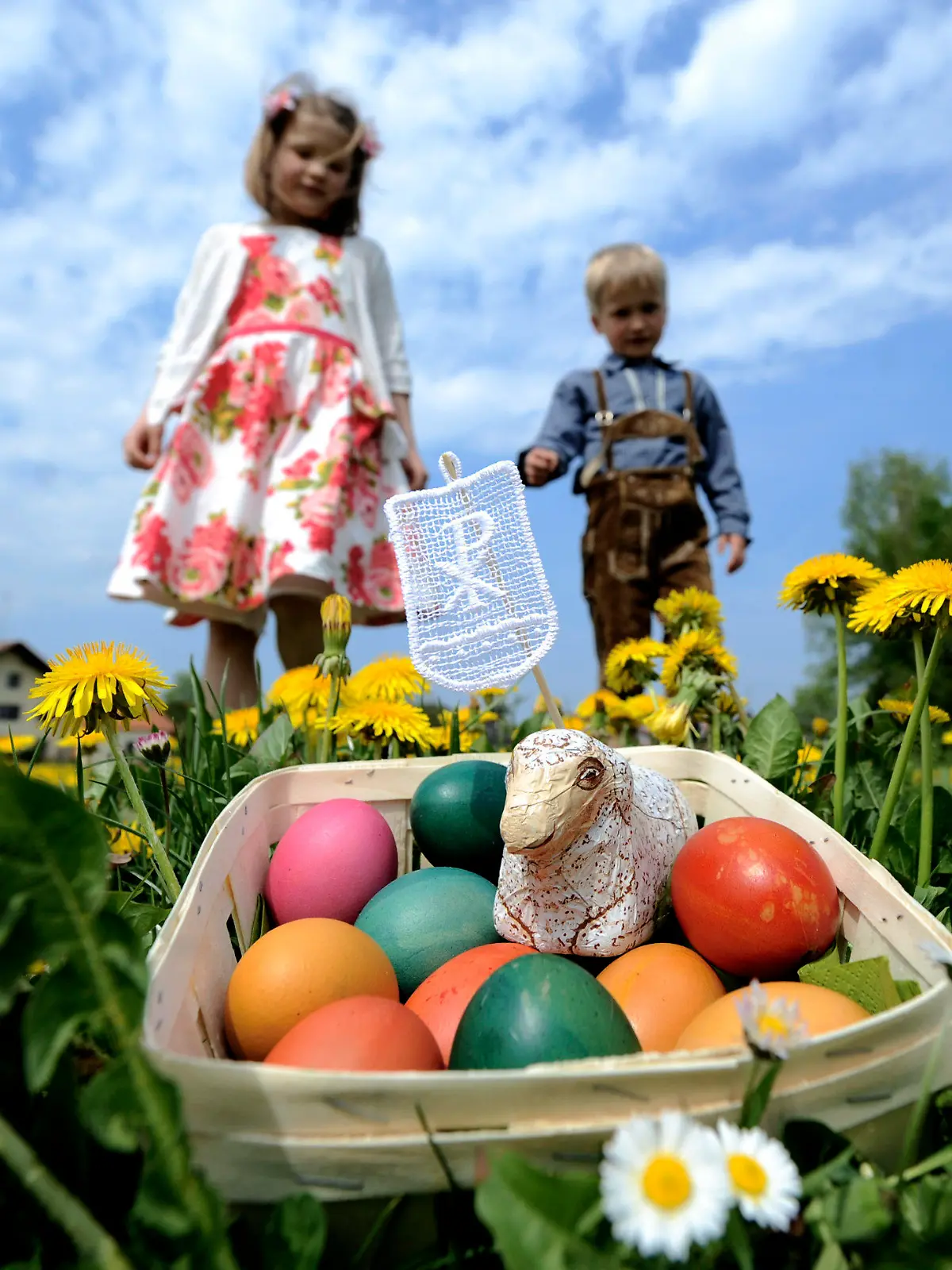 Die Ostereiersuche an Ostern ist eine Tradition, die vielen Kindern großen Spaß macht.