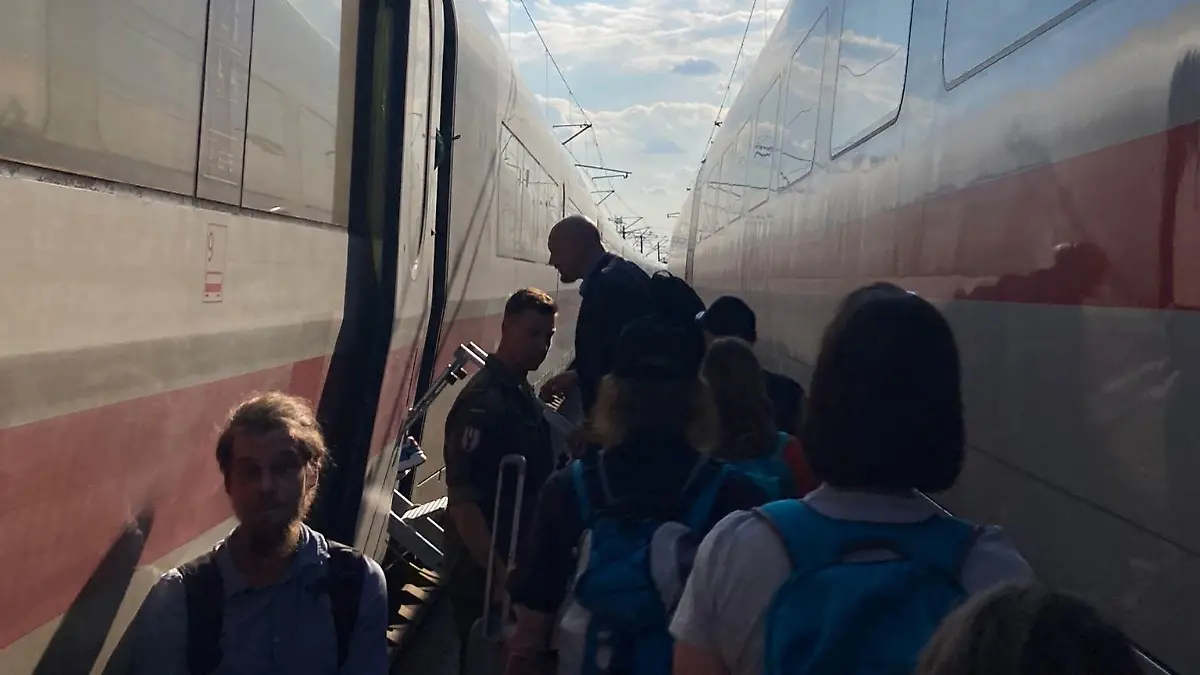 25.06.2023, Sachsen, Halle/Saale: Ein ICE wird auf offener Strecke evakuiert, indem die Fahrgäste in einen anderen Zug umsteigen. Aufgrund einer technischen Störung ist ein ICE der Deutschen Bahn auf der Saale-Elster-Talbrücke südlich von Halle liegengeblieben. Foto: Larissa Frey/dpa +++ dpa-Bildfunk +++