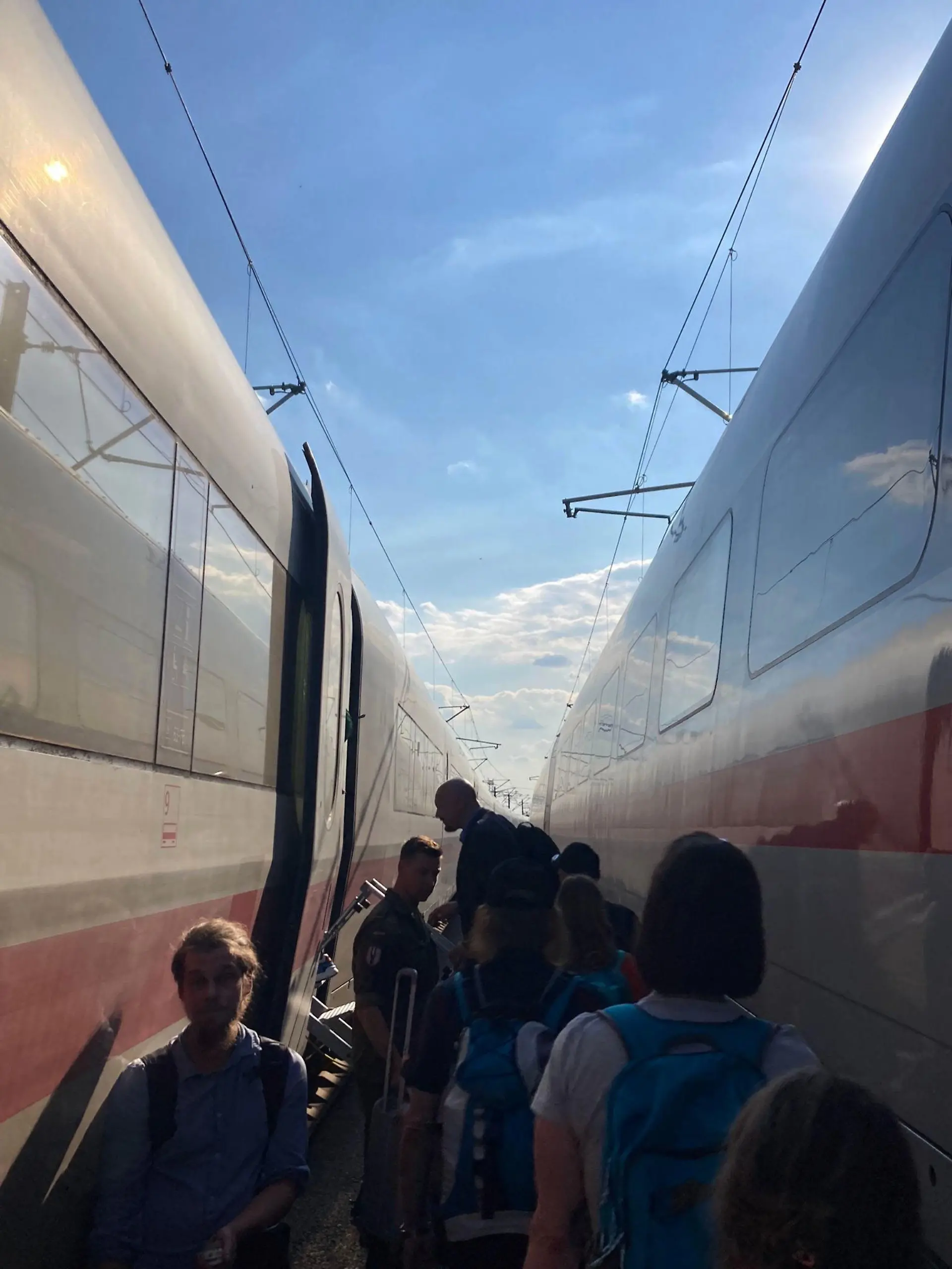 25.06.2023, Sachsen, Halle/Saale: Ein ICE wird auf offener Strecke evakuiert, indem die Fahrgäste in einen anderen Zug umsteigen. Aufgrund einer technischen Störung ist ein ICE der Deutschen Bahn auf der Saale-Elster-Talbrücke südlich von Halle liegengeblieben. Foto: Larissa Frey/dpa +++ dpa-Bildfunk +++