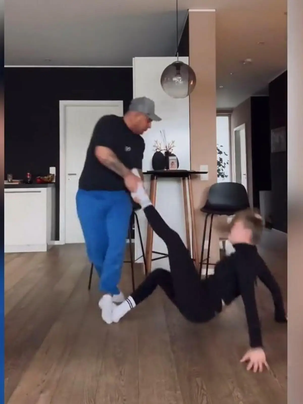 Laura Maria Rypa verletzt sich beim Tanz mit Pietro.