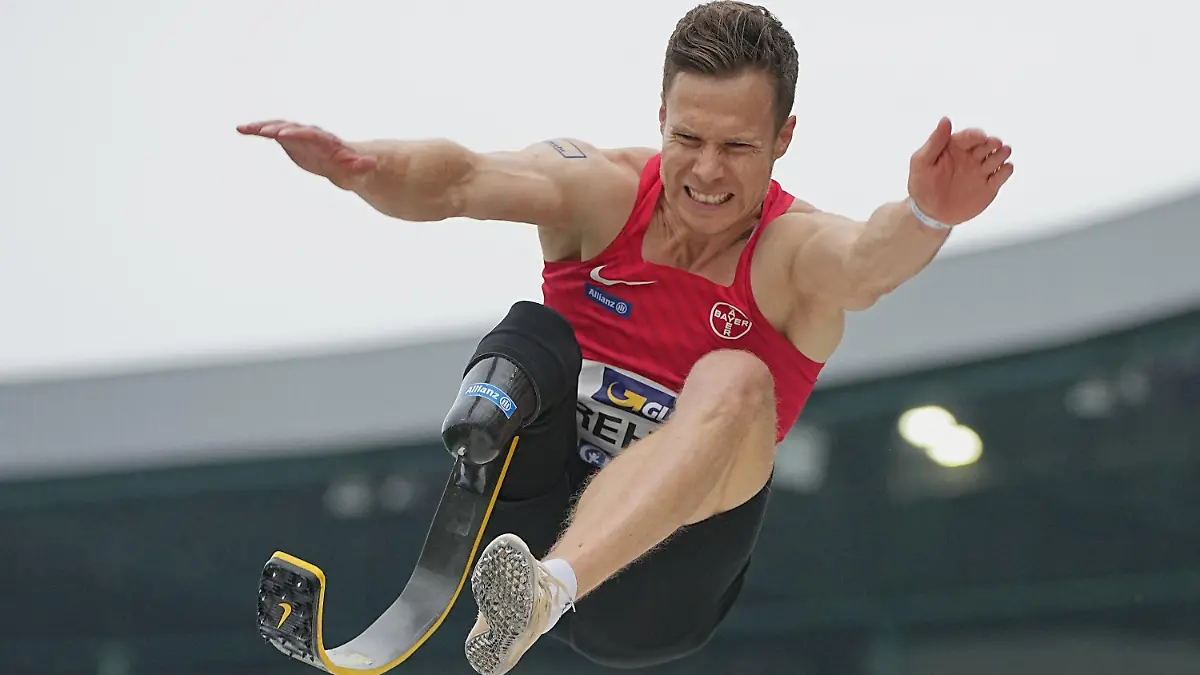 ARCHIV - 06.06.2021, Niedersachsen, Braunschweig: Leichtathletik: Deutsche Meisterschaft, Weitsprung, Männer: Markus Rehm nimmt außerhalb der Wertung am Wettkampf teil. Er hat einen Weltrekord aufgestellt (zu dpa: «Prothesen-Weitspringer Rehm erzielt erneut Weltrekord») Foto: Michael Kappeler/dpa +++ dpa-Bildfunk +++