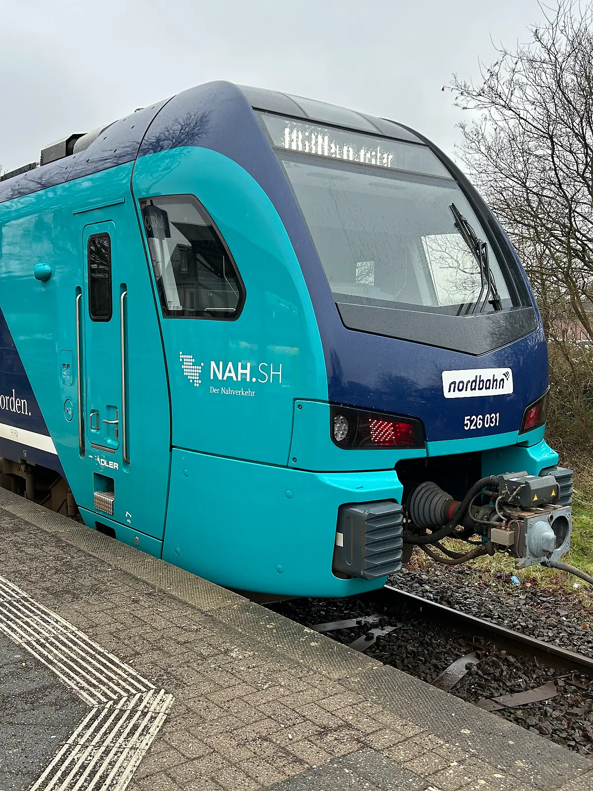 Ein Akkzug der Nordbahn in Aukrug.