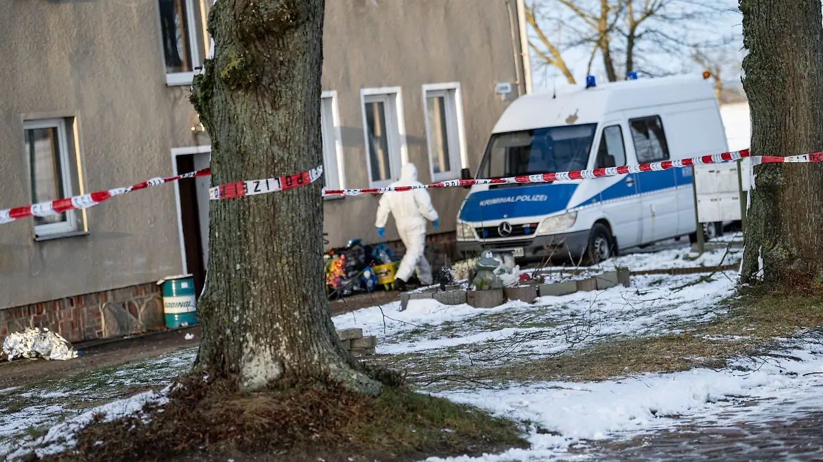 Die Polizei ist nach einer Gewaltattacke in einem Ortsteil von Casekow in der brandenburgischen Uckermark im Einsatz und sichert Spuren.