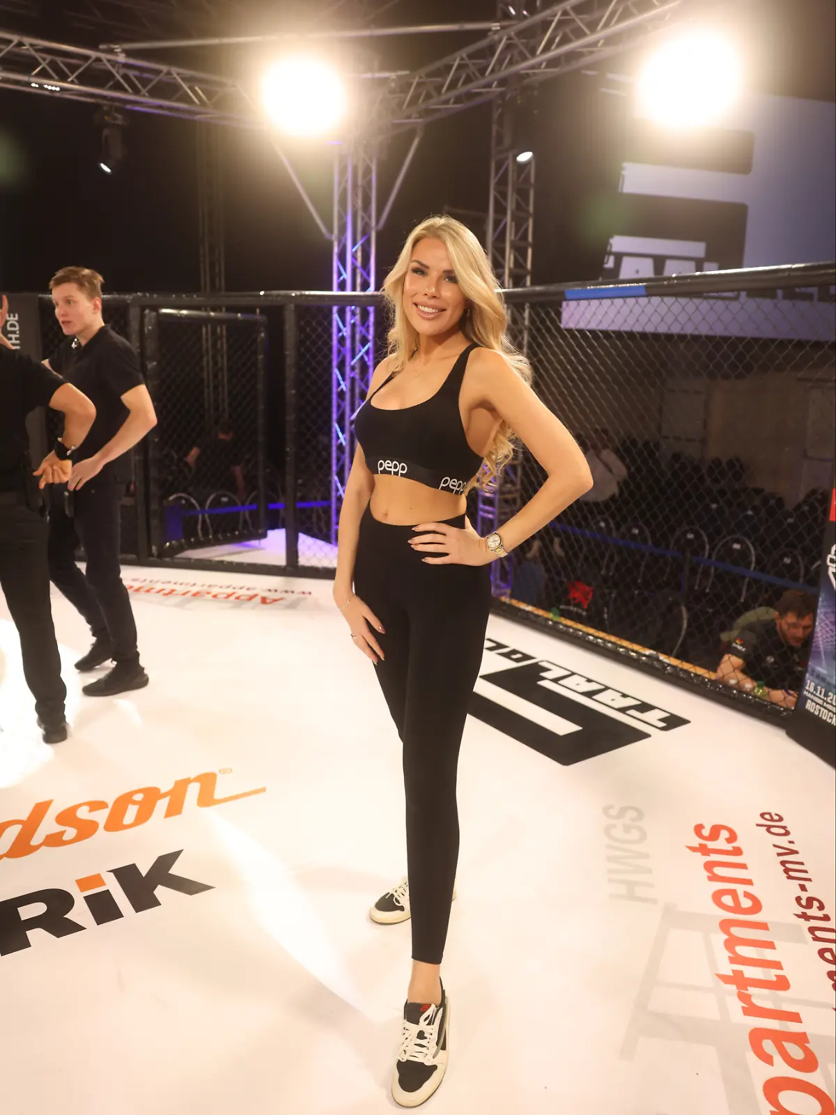 Elisabeth Albrecht arbeitet nebenberuflich als Ringgirl bei MMA
