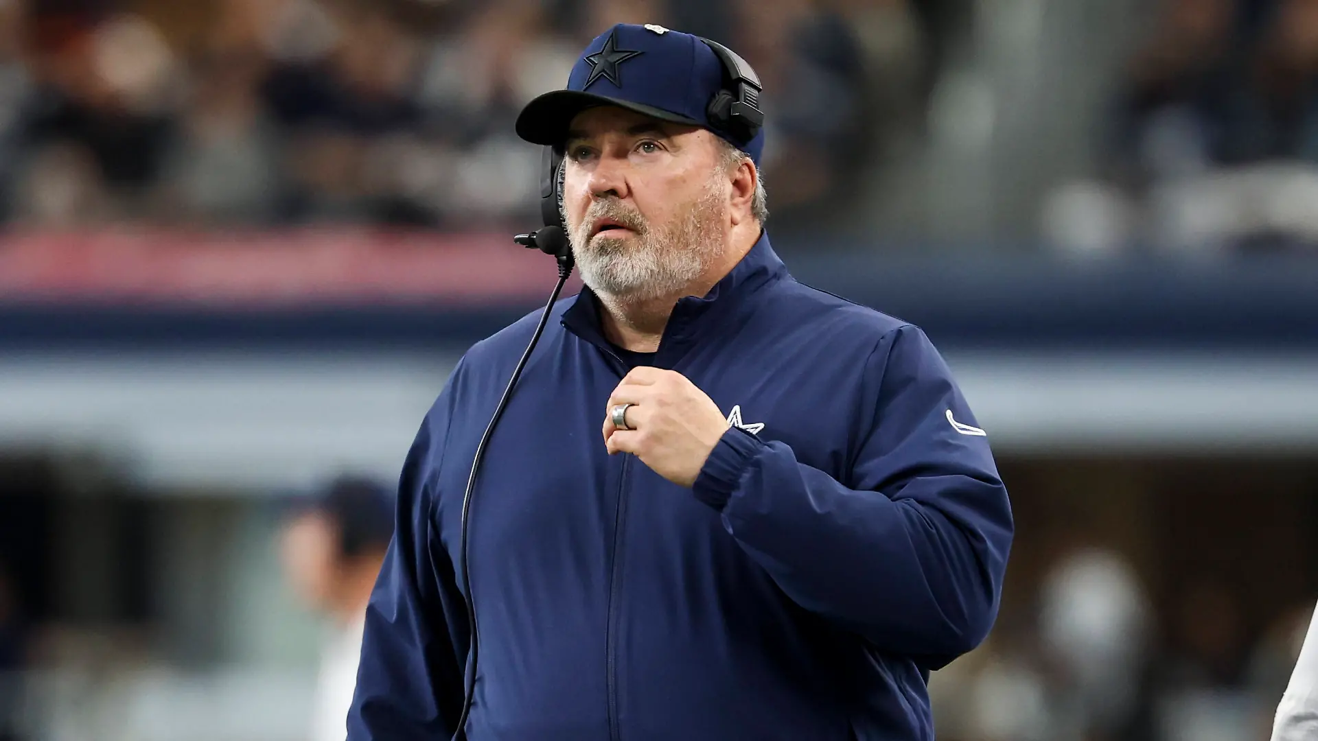 Mike MaCarthy, ehemaliger Headcoach der Dallas Cowboys, während des Spiels gegen die Washington Commanders im AT&T Stadium. 