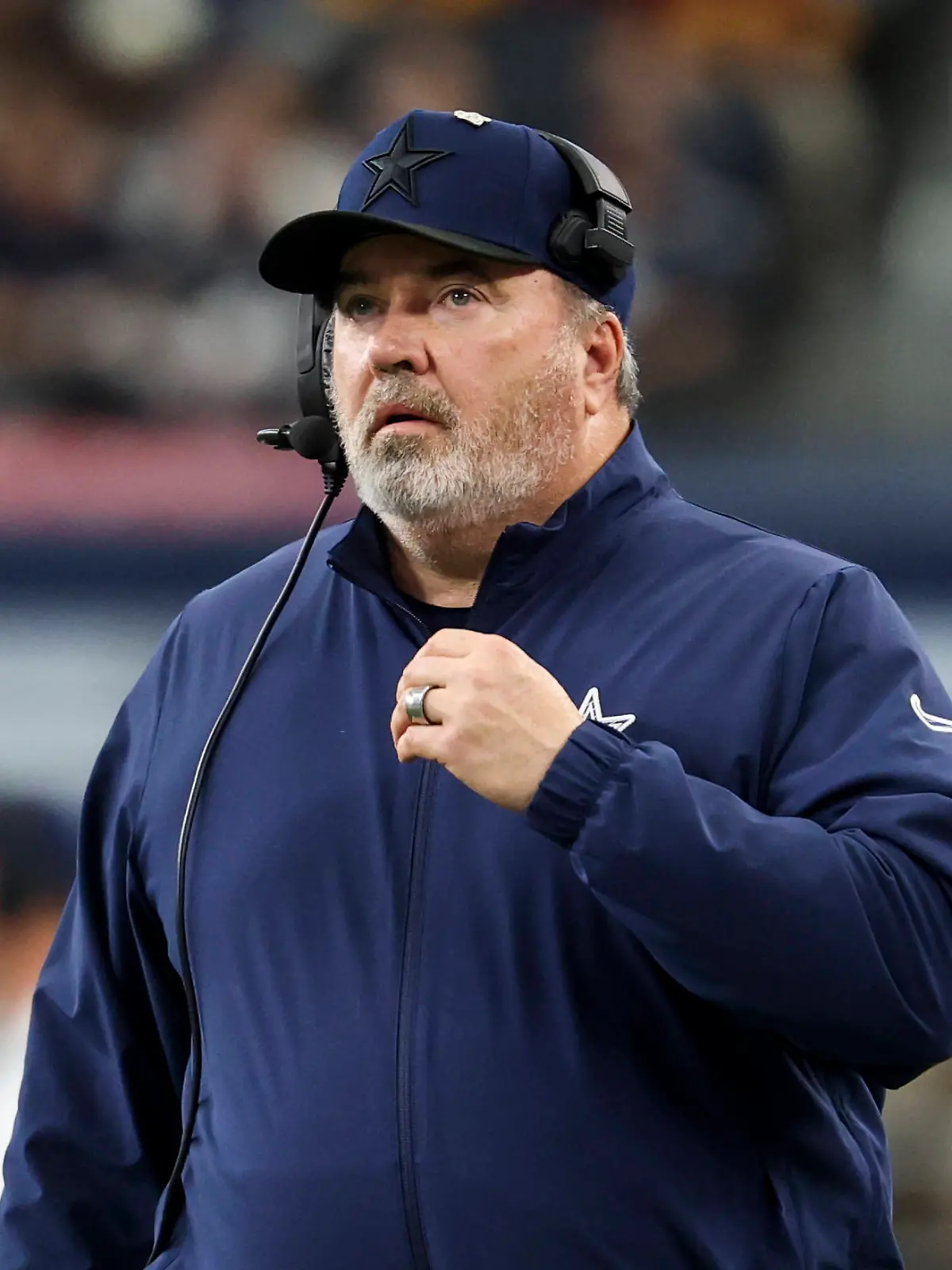 Mike MaCarthy, ehemaliger Headcoach der Dallas Cowboys, während des Spiels gegen die Washington Commanders im AT&T Stadium. 