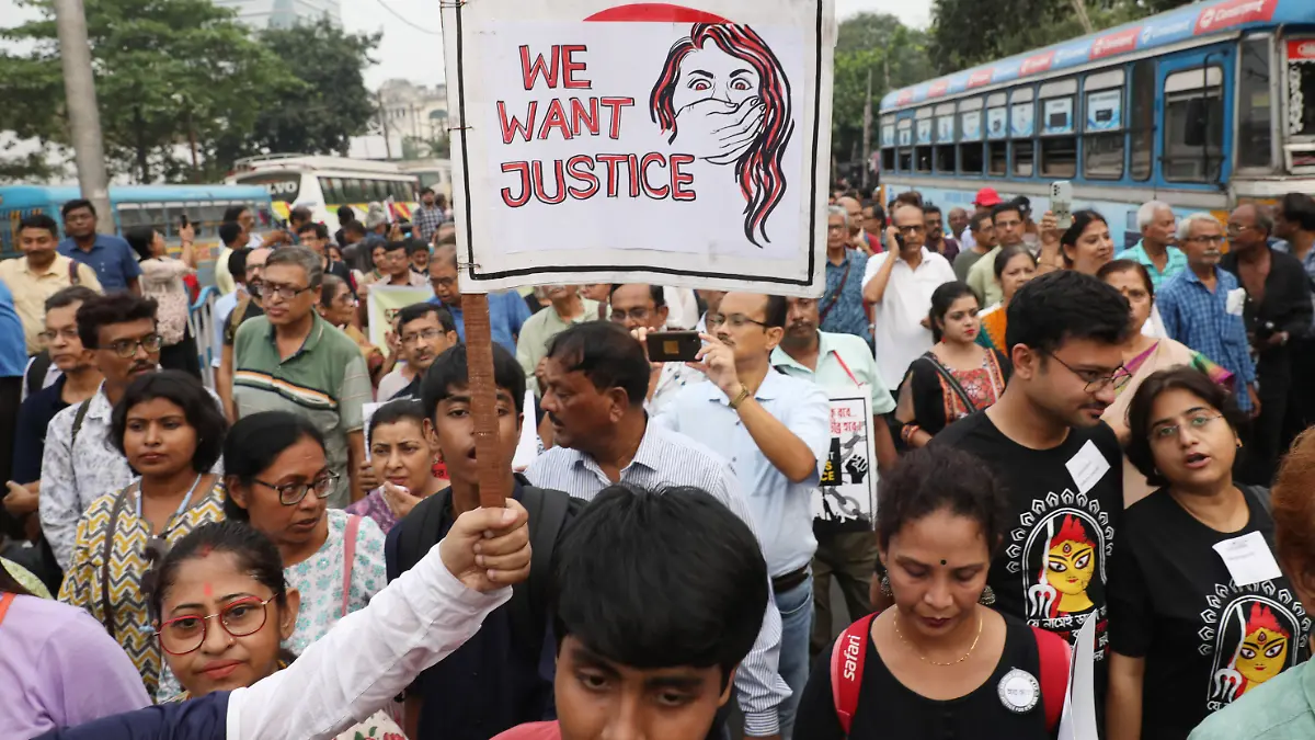 „Wir wollen Gerechtigkeit” steht auf einem Plakat auf einer Kundgebung gegen Gewalt an Frauen in Indien (Symbolfoto) 