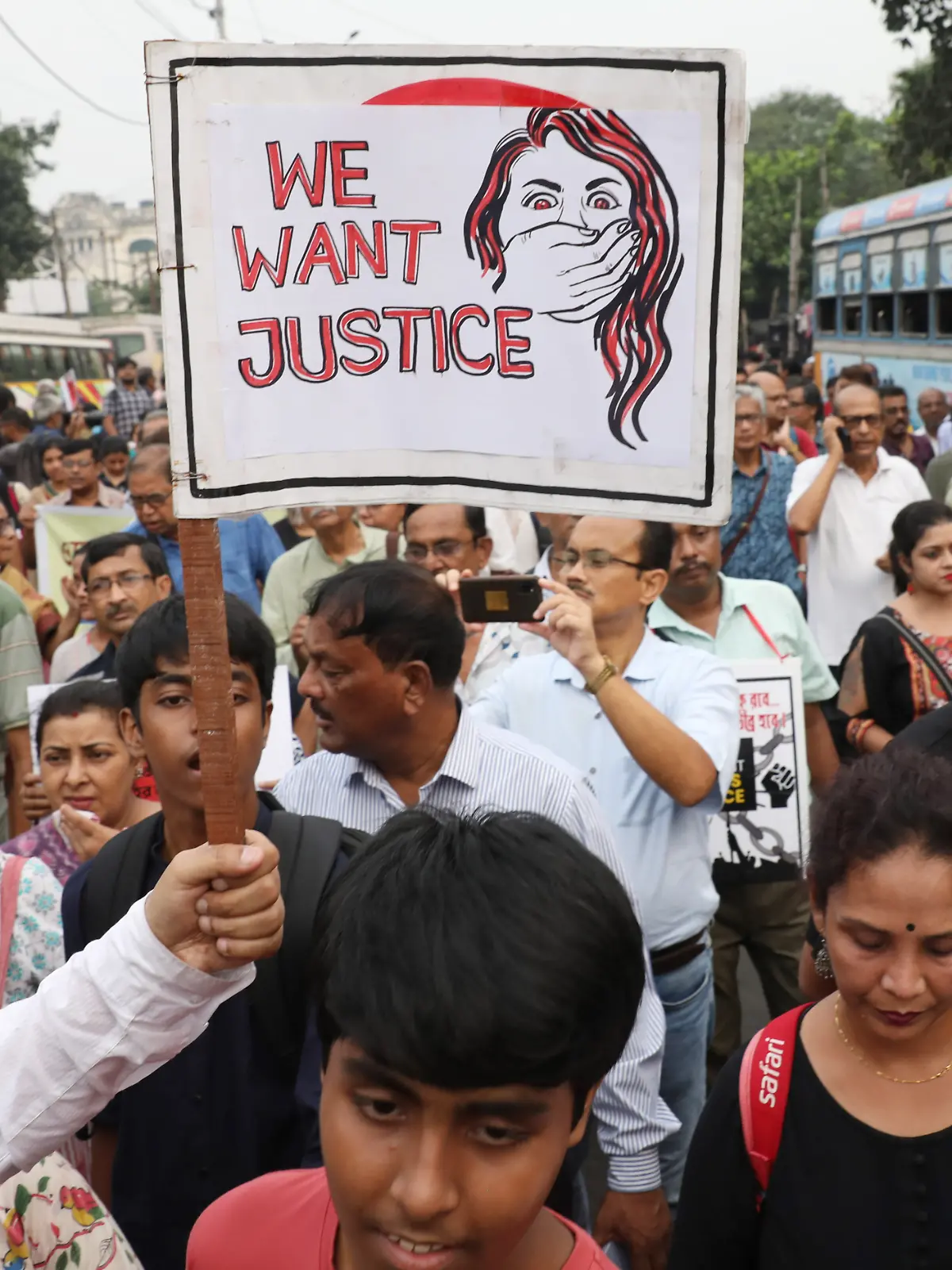 „Wir wollen Gerechtigkeit” steht auf einem Plakat auf einer Kundgebung gegen Gewalt an Frauen in Indien (Symbolfoto) 
