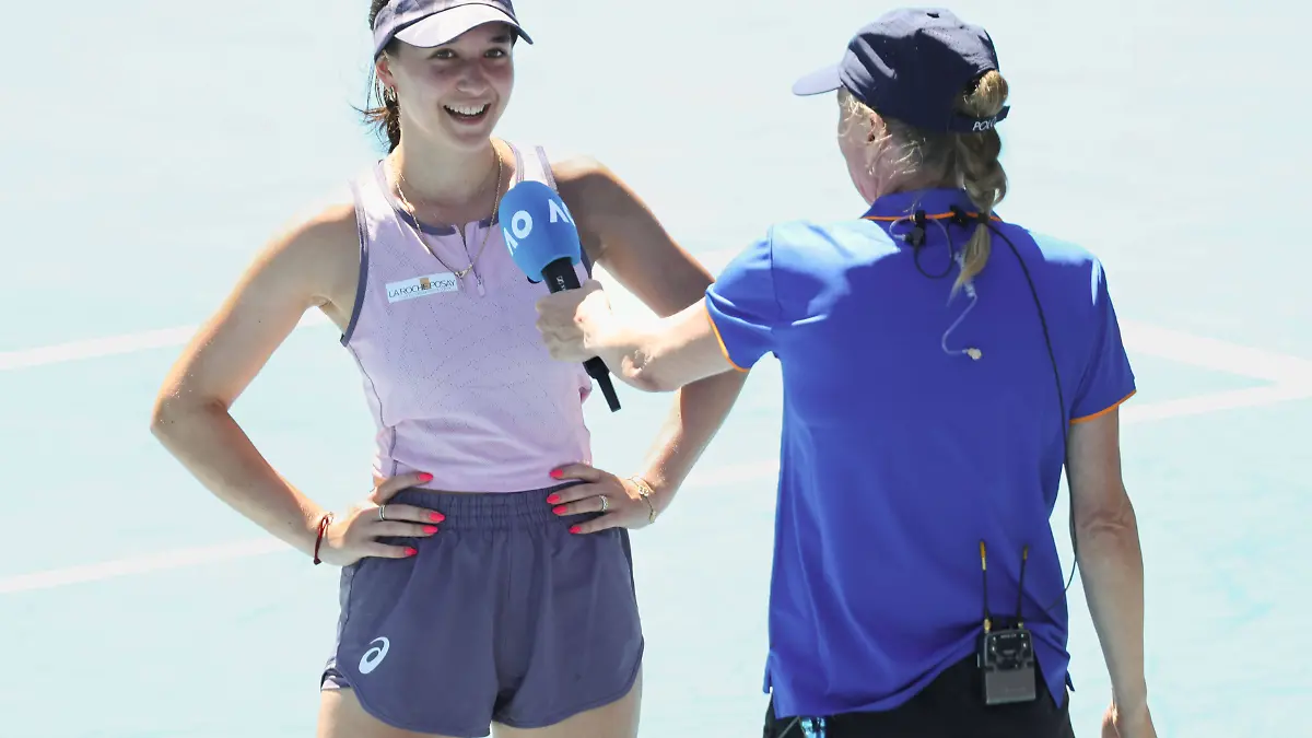 Eva Lys gibt TV Interview auf dem Platz nach dem Sieg gegen Kimberly Birrell, Australian Open 2024, Melbourne Park, Melbourne, Victoria, Australien.