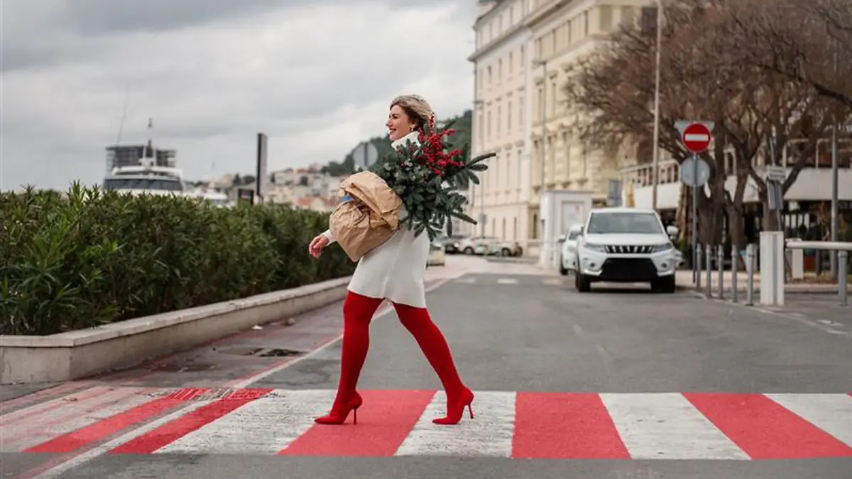 Frau in Strickkleid und roter Strumpfhose.