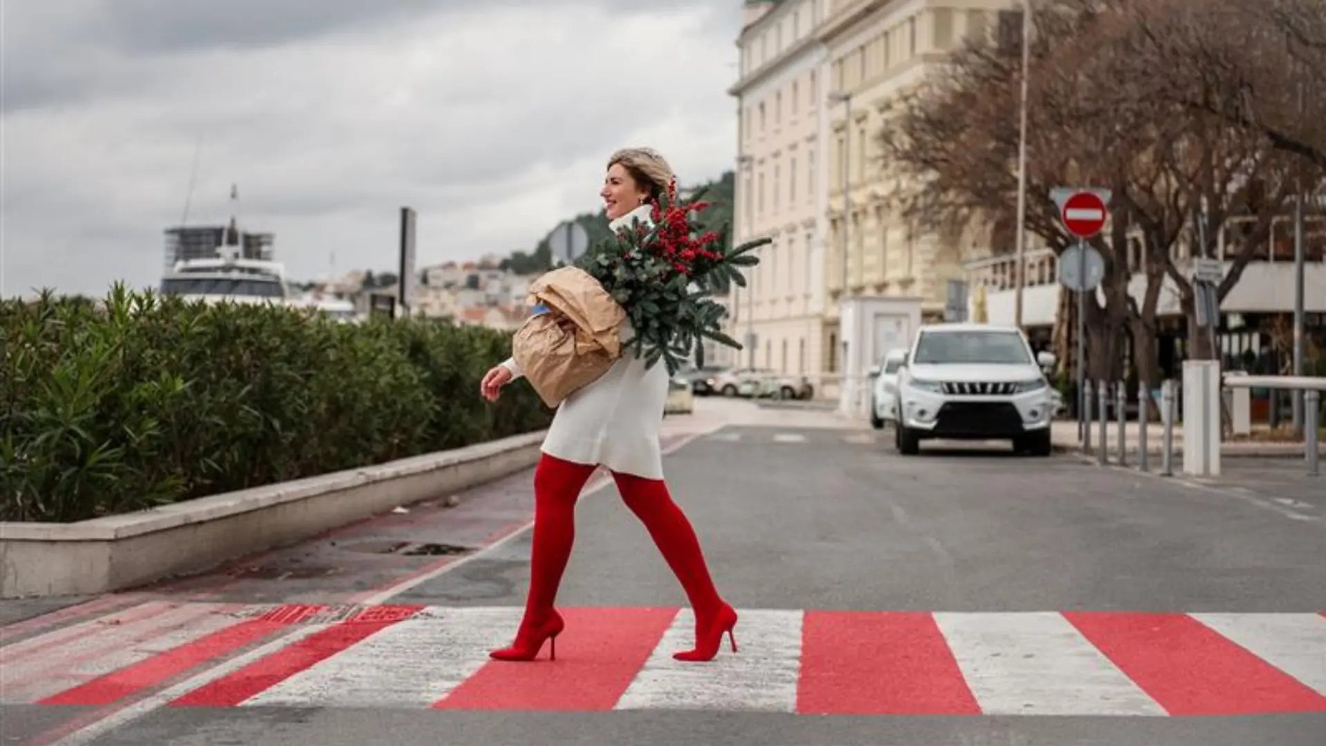 Frau in Strickkleid und roter Strumpfhose.