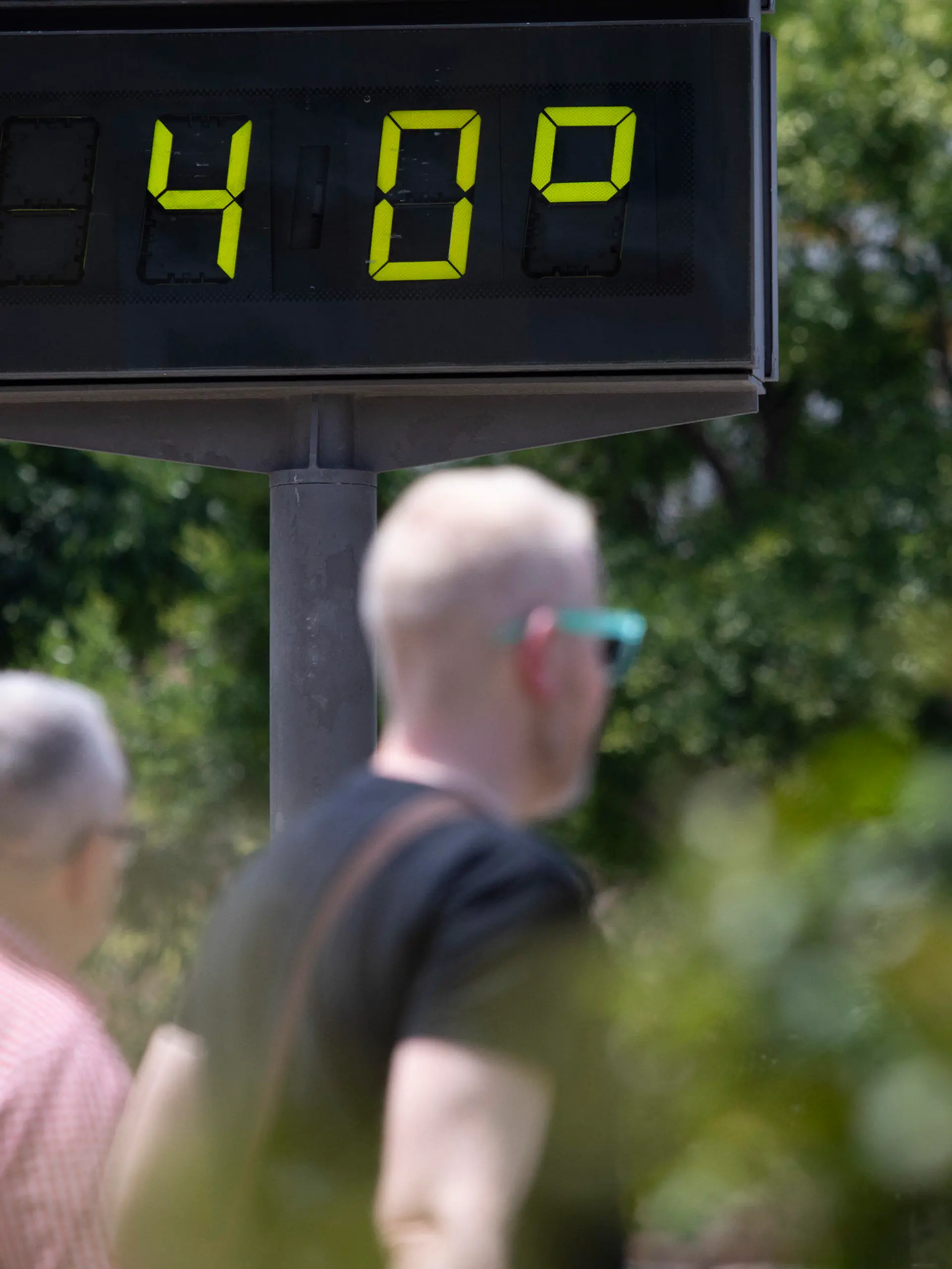 16.06.2023, Spanien, Sevilla: Ein Straßenthermometer in Sevilla zeigt 40 Grad an. Die staatliche meteorologische Agentur (Aemet) erwartet, dass am Freitag in mehreren Provinzen Andalusiens (Südspanien) gelbe Warnungen vor hohen Temperaturen ausgesprochen werden. Foto: María José López/EUROPA PRESS/dpa +++ dpa-Bildfunk +++