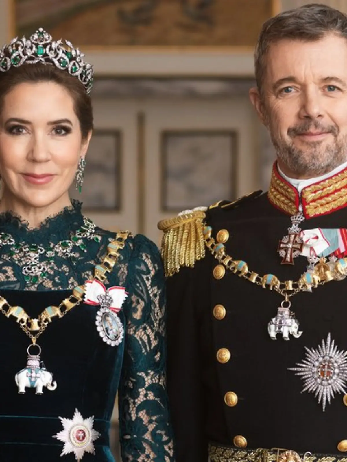 Das erste offizielle Gala-Porträt von Königin Mary und König Frederik wurde im April 2024 veröffentlicht