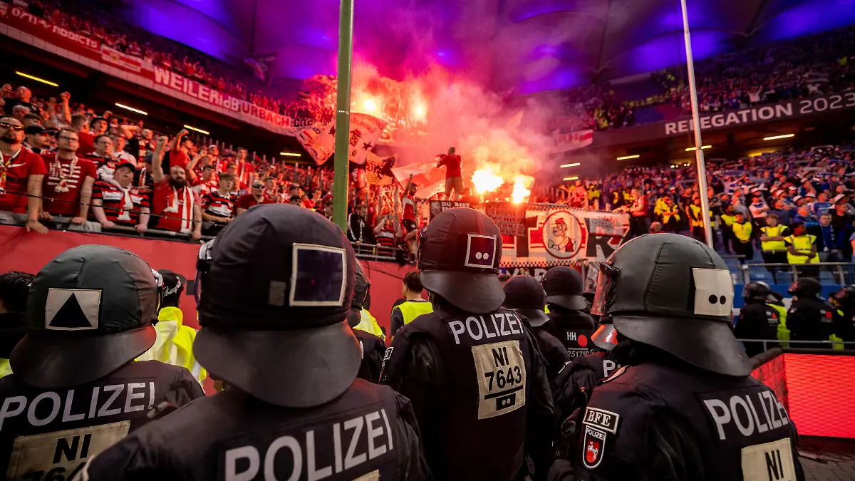 Hamburg, 5. Juni 2023 - Fußball, 1./2. Bundesliga 2022/23, Relegation, Hamburger SV - VfB Stuttgart: Fans des VfB Stuttgart feiern den Klassenerhalt unter Aufsicht der Polizei 