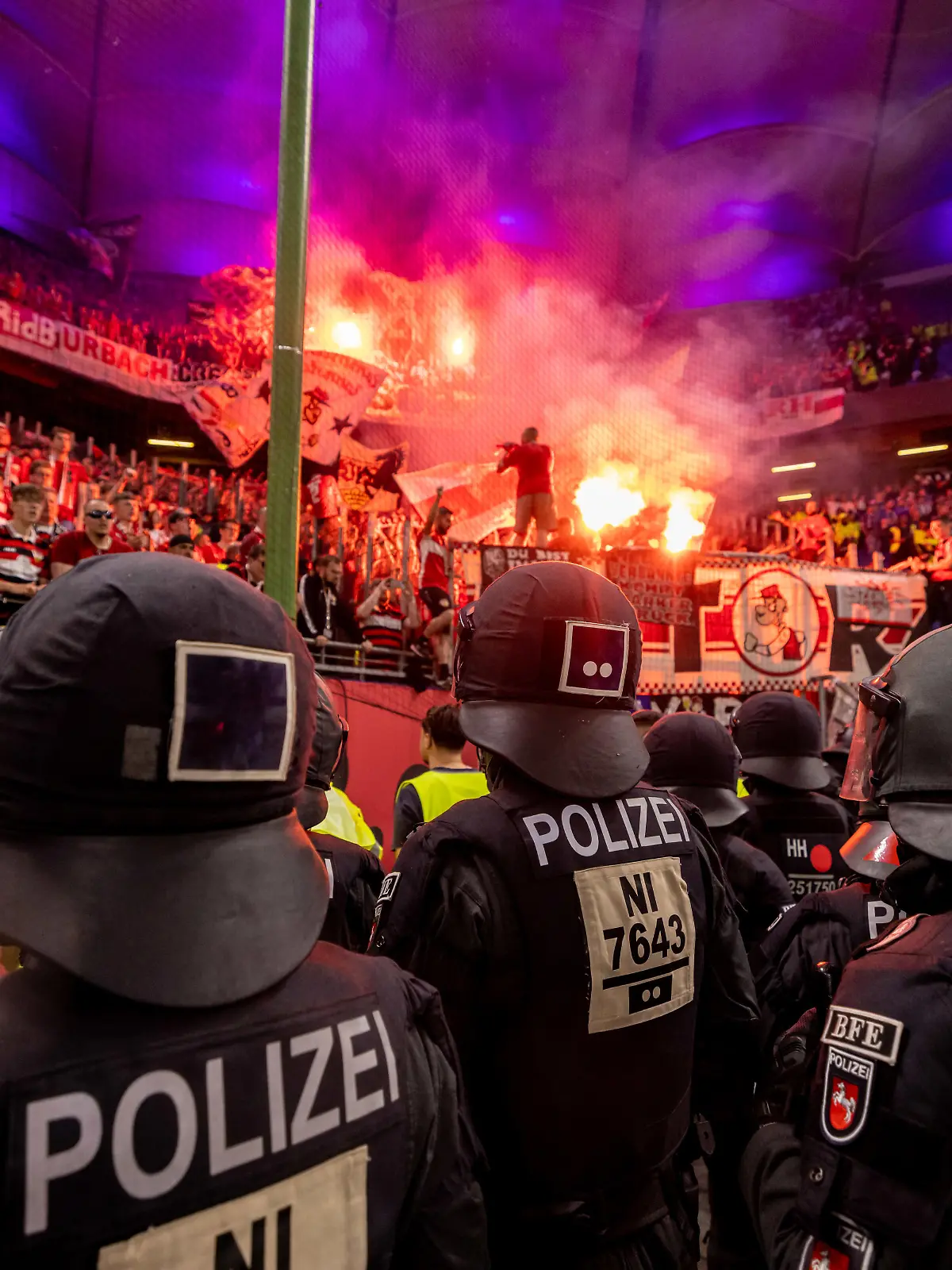 Hamburg, 5. Juni 2023 - Fußball, 1./2. Bundesliga 2022/23, Relegation, Hamburger SV - VfB Stuttgart: Fans des VfB Stuttgart feiern den Klassenerhalt unter Aufsicht der Polizei 