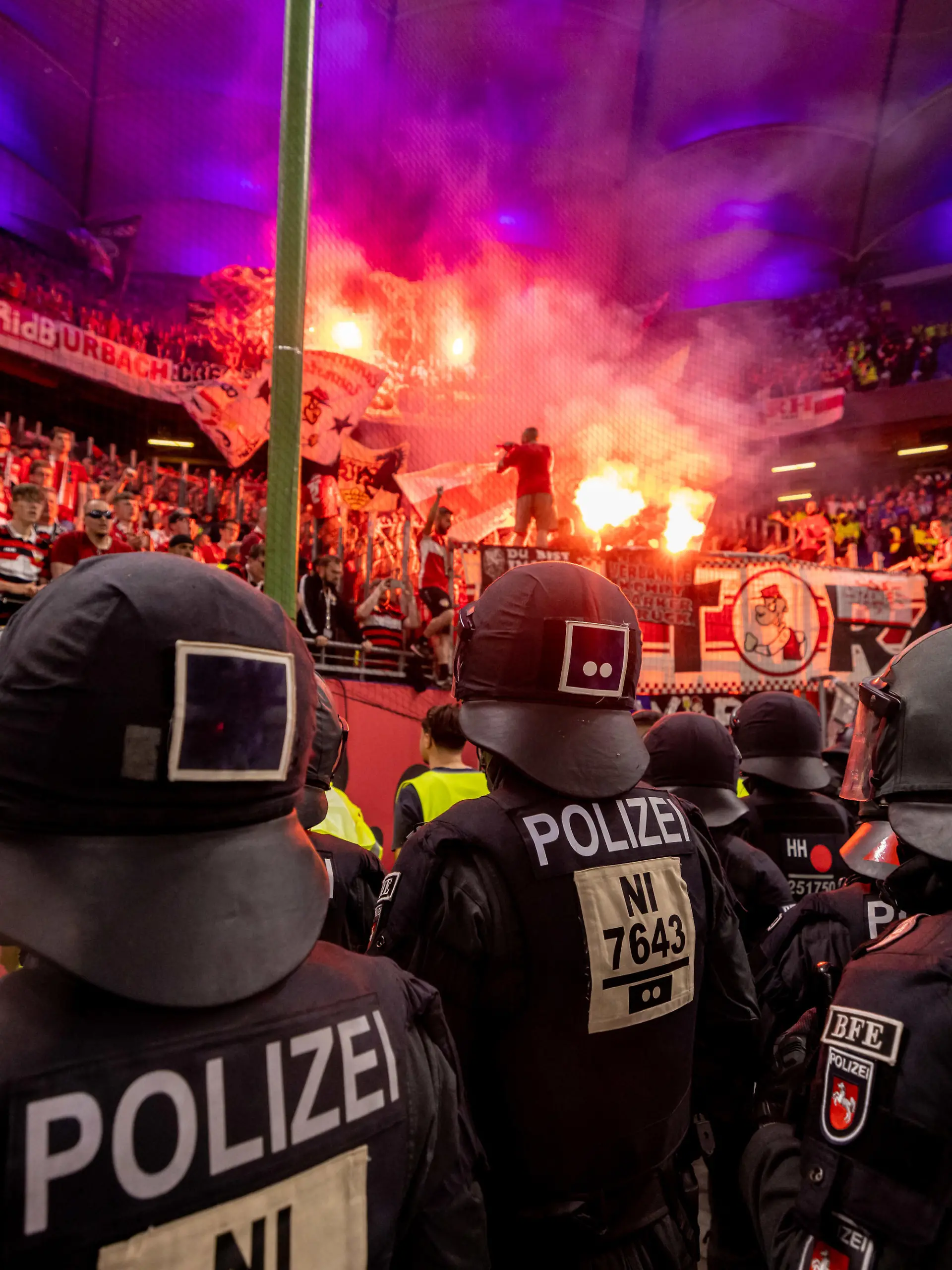 Hamburg, 5. Juni 2023 - Fußball, 1./2. Bundesliga 2022/23, Relegation, Hamburger SV - VfB Stuttgart: Fans des VfB Stuttgart feiern den Klassenerhalt unter Aufsicht der Polizei 