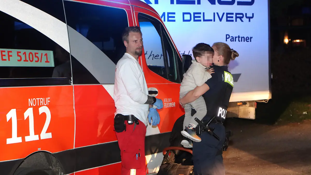 13.04.2022, Berlin-Neukölln, Friedrichsbrunner Platz, gegen 21:15 Uhr.
Foto: Eine Polizistin trägt einen zwei Jahre alten Jungen auf dem Arm. Seine Mutter war im Alkoholrausch einfach umgefallen
Während seine Mama und ein paar Freunde unter einem Pavillon ein Saufgelage veranstalten, spielt ein kleiner Junge (2) auf dem Spielplatz nebenan – bis seine Mutter bewusstlos von zu viel Alkohol zusammenbricht. Unfassbar: Alles musste ihr kleiner Sohn (2) mitansehen! Er war dabei, als sich seine Mama bis zur Besinnungslosigkeit betrank und einfach umfiel. Einige Personen des Saufgelages hatten ebenfalls Nachwuchs im Kinderwagen dabei. Eine Polizistin kümmerte sich liebevoll um den kleinen Jungen, zog ihm eine Jacke an und spielte mit einer Taschenlampe. Zusammen liefen sie durch die Grünanlage und suchten Mamas Handy, um den Vater des Jungen anzurufen. Der soll auf der Arbeit gewesen sein. Die Mutter, die weit über 1,2 Promille Atemalkoholwert gepustet haben soll, konnte keine Telefonnummer oder Kontaktmöglichkeit mitteilen. Das Handy fand man auch nicht. Wo der Junge verblieb, bis die Mutter wieder ausgenüchtert hatte, ist derzeit nicht bekannt. Vor Ort mussten die Polizeikräfte zudem einen Mann bändigen, der die Polizisten lautstark anpöbelte und attackierte. Er gab an, der Freund der besinnungslosen Frau zu sein. Die Frau wurde in einen Rettungswagen gebracht und behandelt.

/ P-Tag: 2022-04-14 /