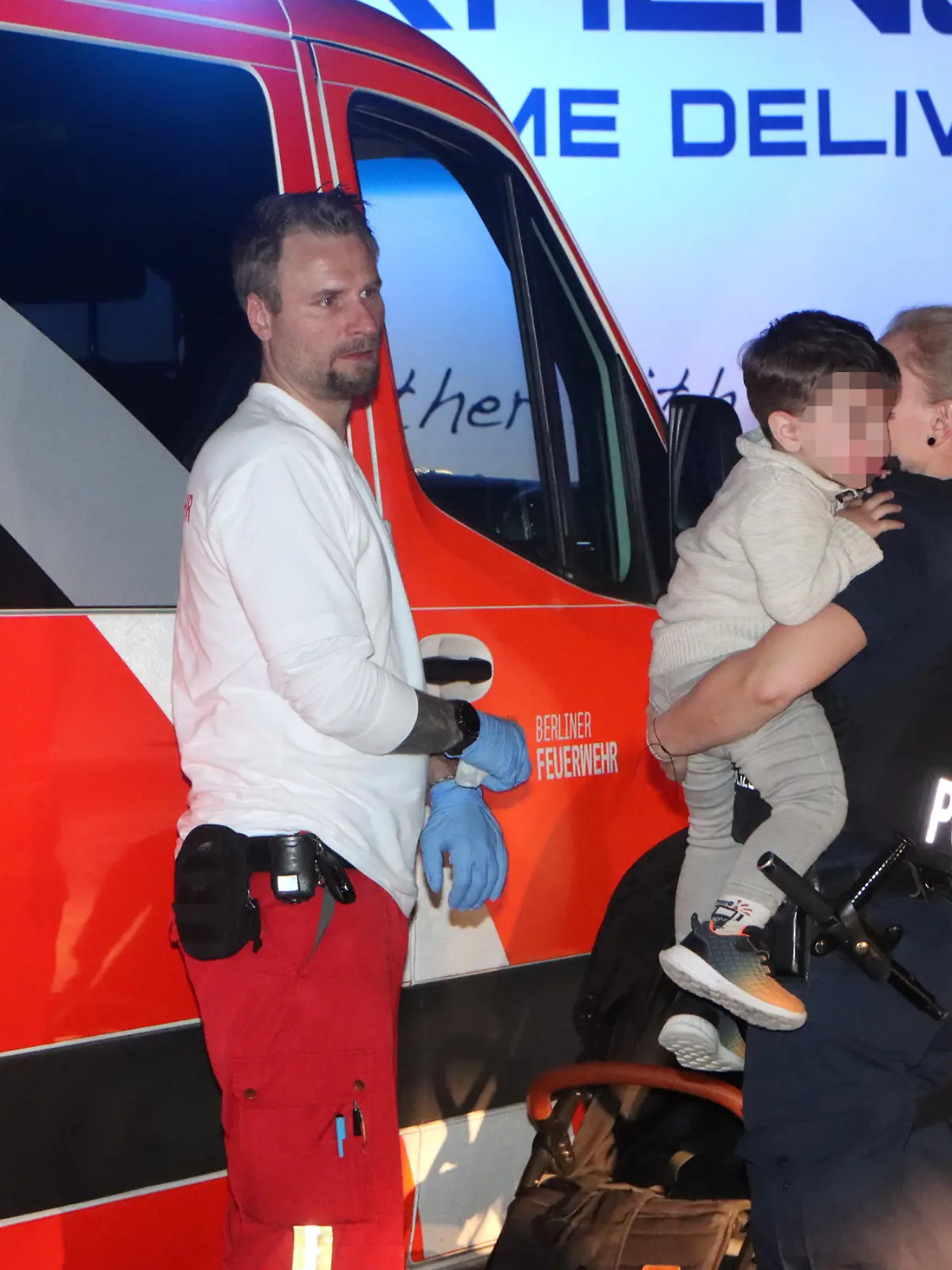 13.04.2022, Berlin-Neukölln, Friedrichsbrunner Platz, gegen 21:15 Uhr.
Foto: Eine Polizistin trägt einen zwei Jahre alten Jungen auf dem Arm. Seine Mutter war im Alkoholrausch einfach umgefallen
Während seine Mama und ein paar Freunde unter einem Pavillon ein Saufgelage veranstalten, spielt ein kleiner Junge (2) auf dem Spielplatz nebenan – bis seine Mutter bewusstlos von zu viel Alkohol zusammenbricht. Unfassbar: Alles musste ihr kleiner Sohn (2) mitansehen! Er war dabei, als sich seine Mama bis zur Besinnungslosigkeit betrank und einfach umfiel. Einige Personen des Saufgelages hatten ebenfalls Nachwuchs im Kinderwagen dabei. Eine Polizistin kümmerte sich liebevoll um den kleinen Jungen, zog ihm eine Jacke an und spielte mit einer Taschenlampe. Zusammen liefen sie durch die Grünanlage und suchten Mamas Handy, um den Vater des Jungen anzurufen. Der soll auf der Arbeit gewesen sein. Die Mutter, die weit über 1,2 Promille Atemalkoholwert gepustet haben soll, konnte keine Telefonnummer oder Kontaktmöglichkeit mitteilen. Das Handy fand man auch nicht. Wo der Junge verblieb, bis die Mutter wieder ausgenüchtert hatte, ist derzeit nicht bekannt. Vor Ort mussten die Polizeikräfte zudem einen Mann bändigen, der die Polizisten lautstark anpöbelte und attackierte. Er gab an, der Freund der besinnungslosen Frau zu sein. Die Frau wurde in einen Rettungswagen gebracht und behandelt.

/ P-Tag: 2022-04-14 /
